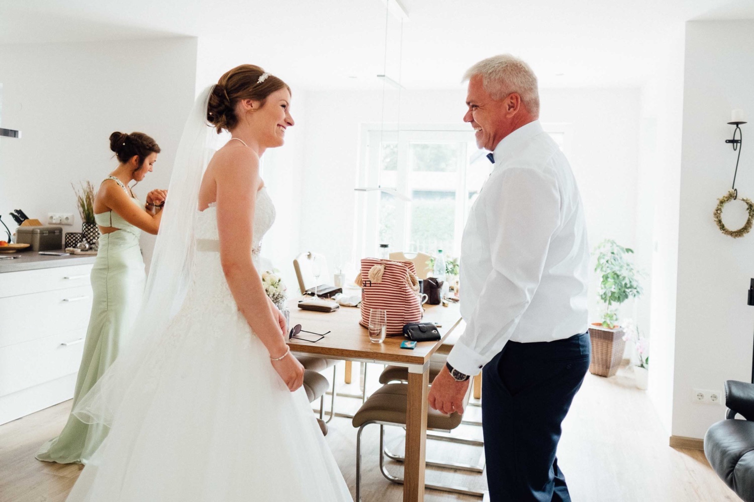 Hochzeit in Bremen: lachende Braut und gerührter Brautvater