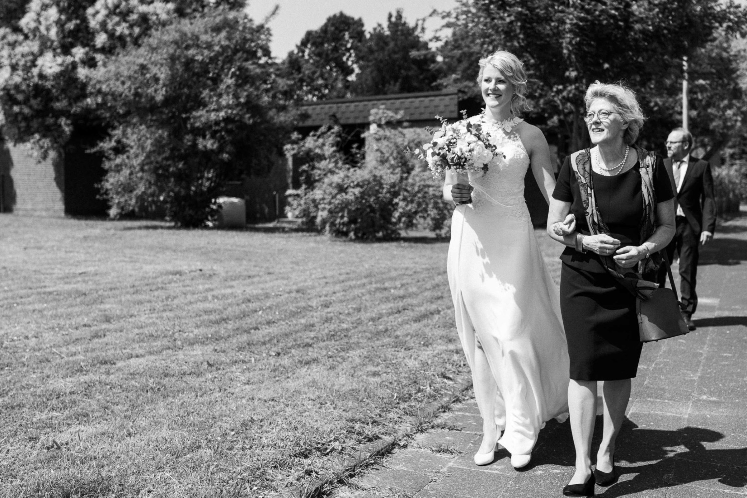 Hochzeit in Paderborn: Braut am Arm der Mutter auf dem Weg zur Kirche