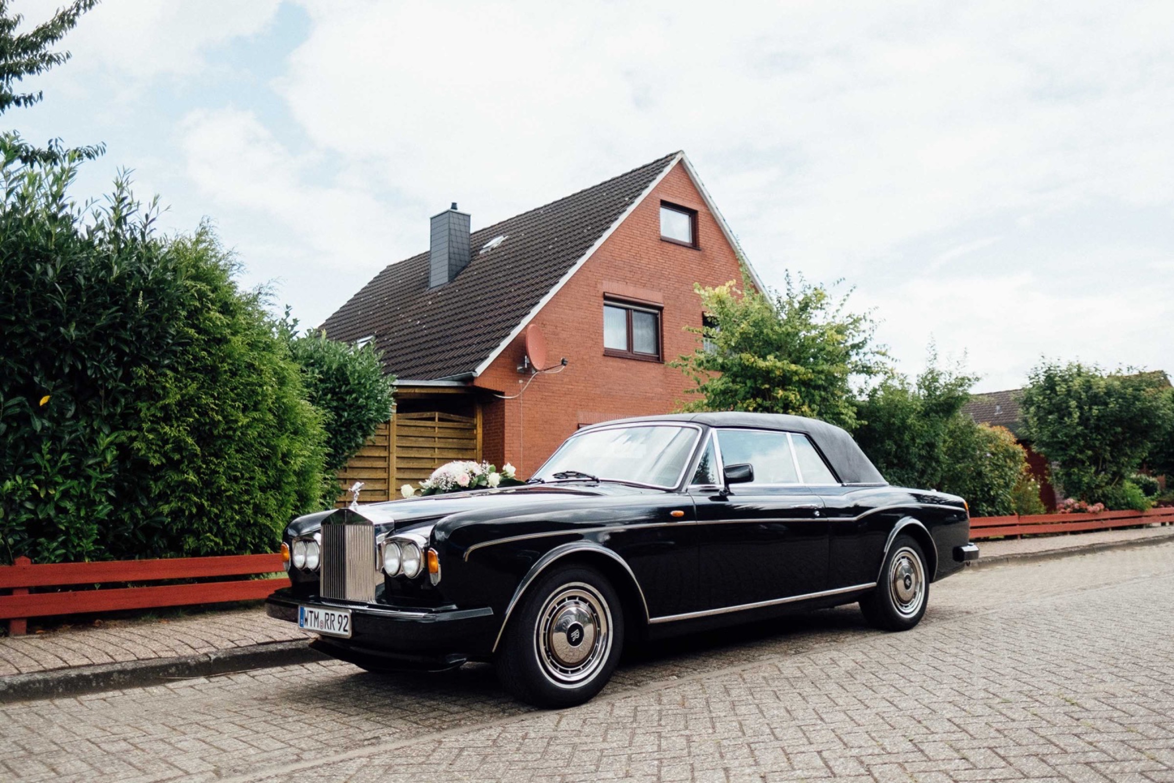 Hochzeit in Bremen: Rolls-Royce wartet vor dem Haus