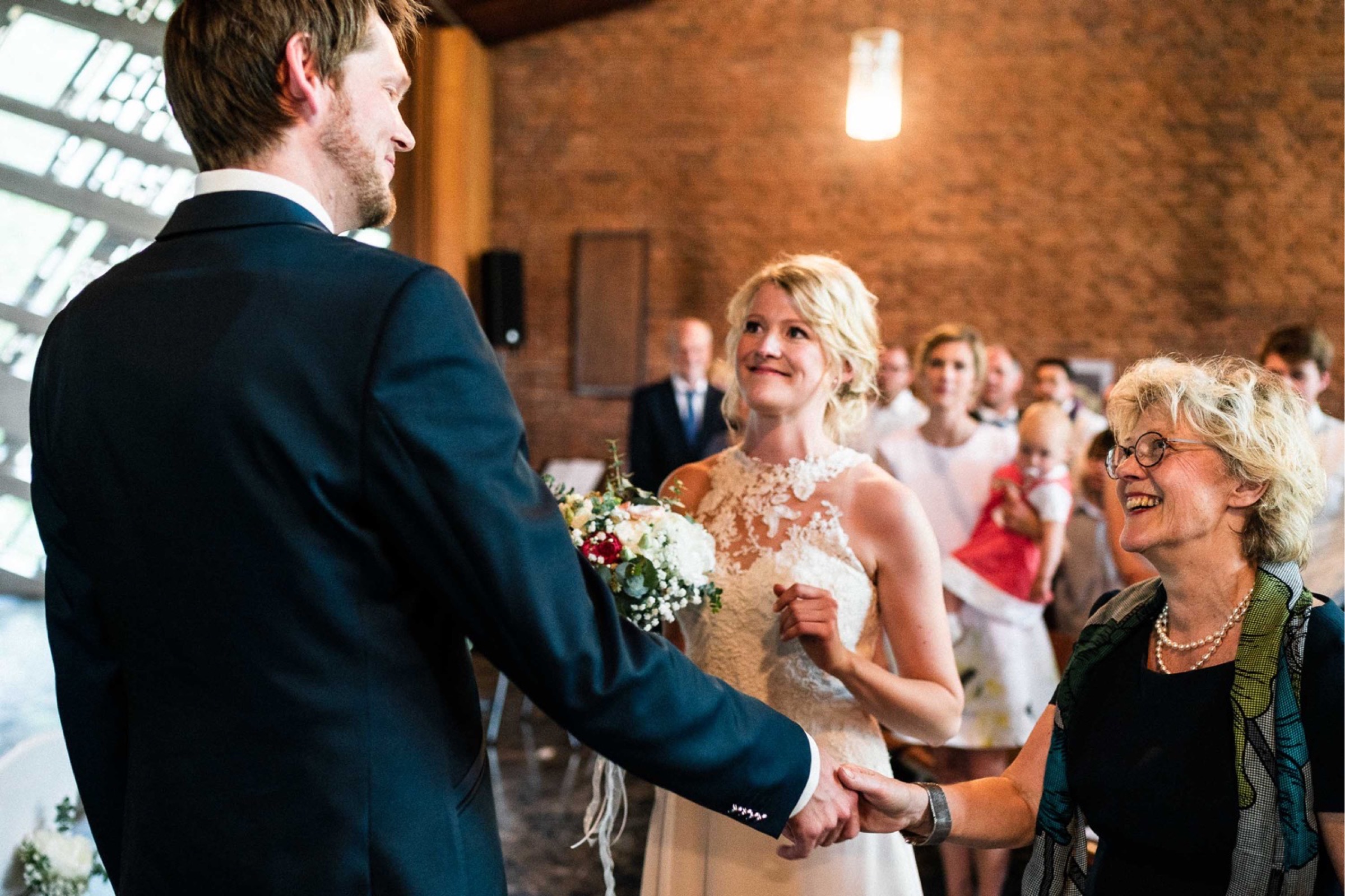 Hochzeit in Paderborn: Bräutigam schüttelt der Brautmutter die Hand am Altar
