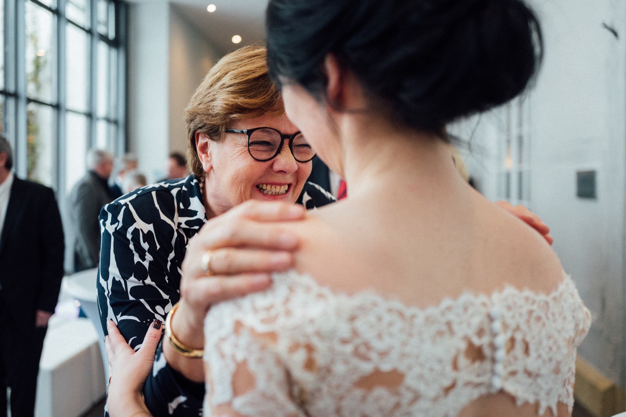 Winterhochzeit: Hochzeitsgast lacht Braut an