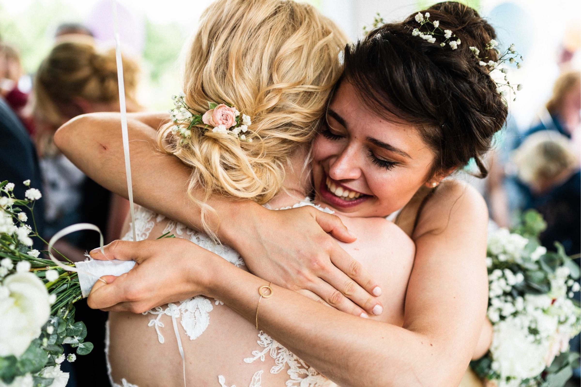 Hochzeit in Paderborn: Braut wird von einer Gratulantin umarmt
