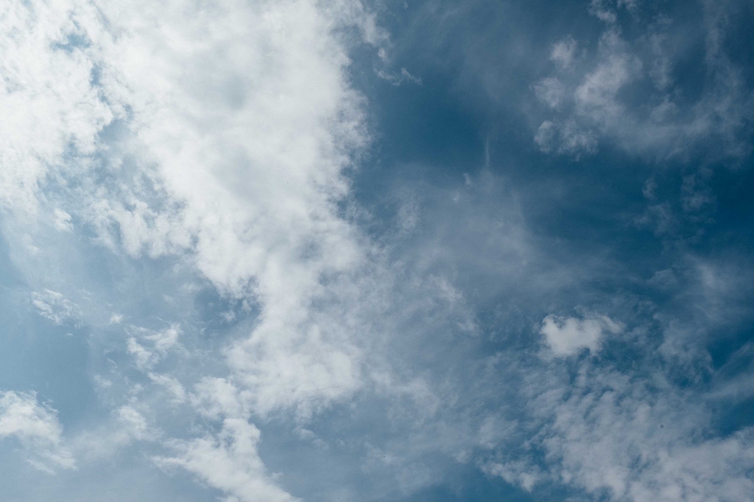 Hochzeit in Bremen: blauer Himmel mit wenig Wolken