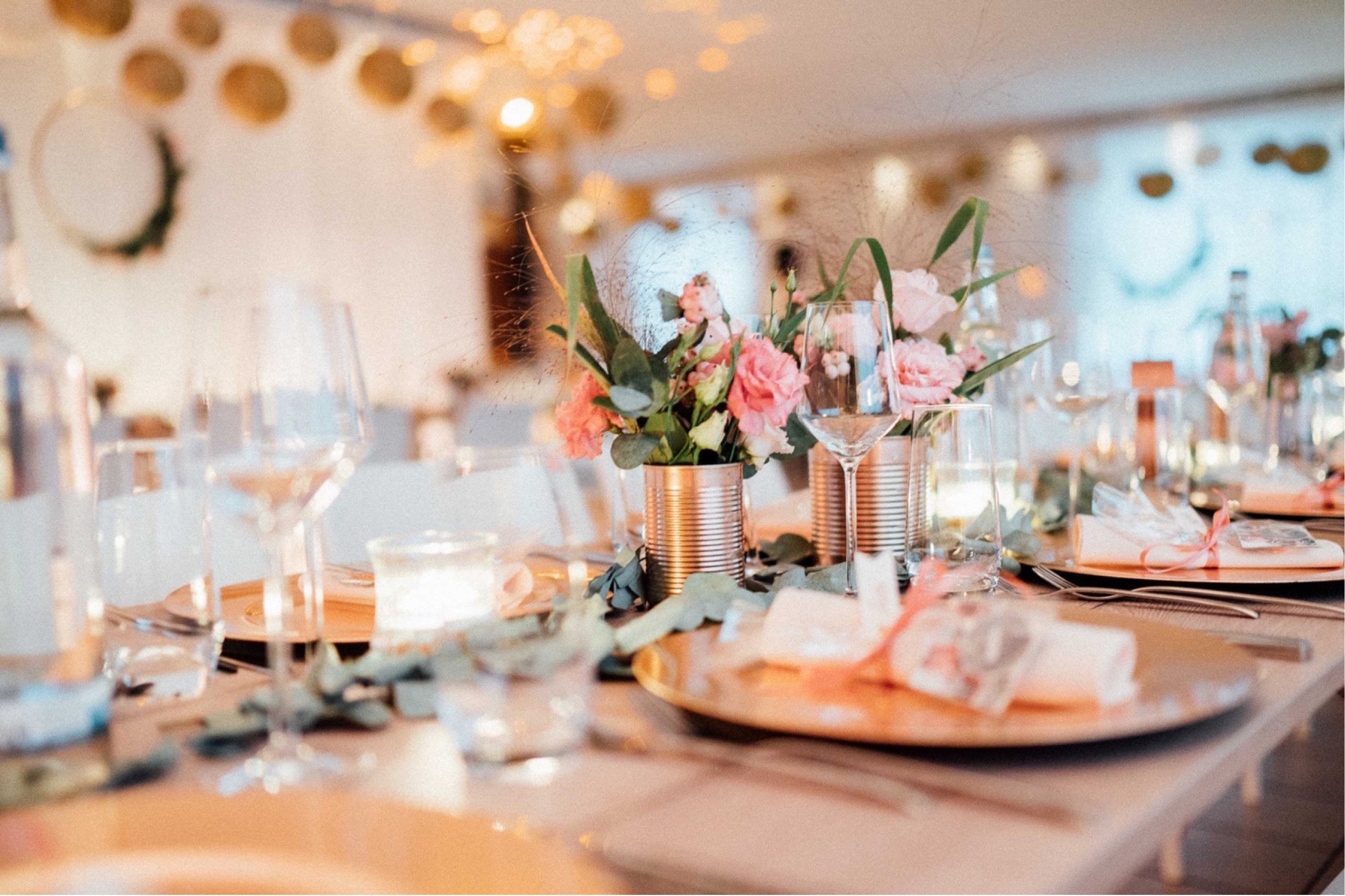 Herbsthochzeit: Blumenschmuck auf den Tischen
