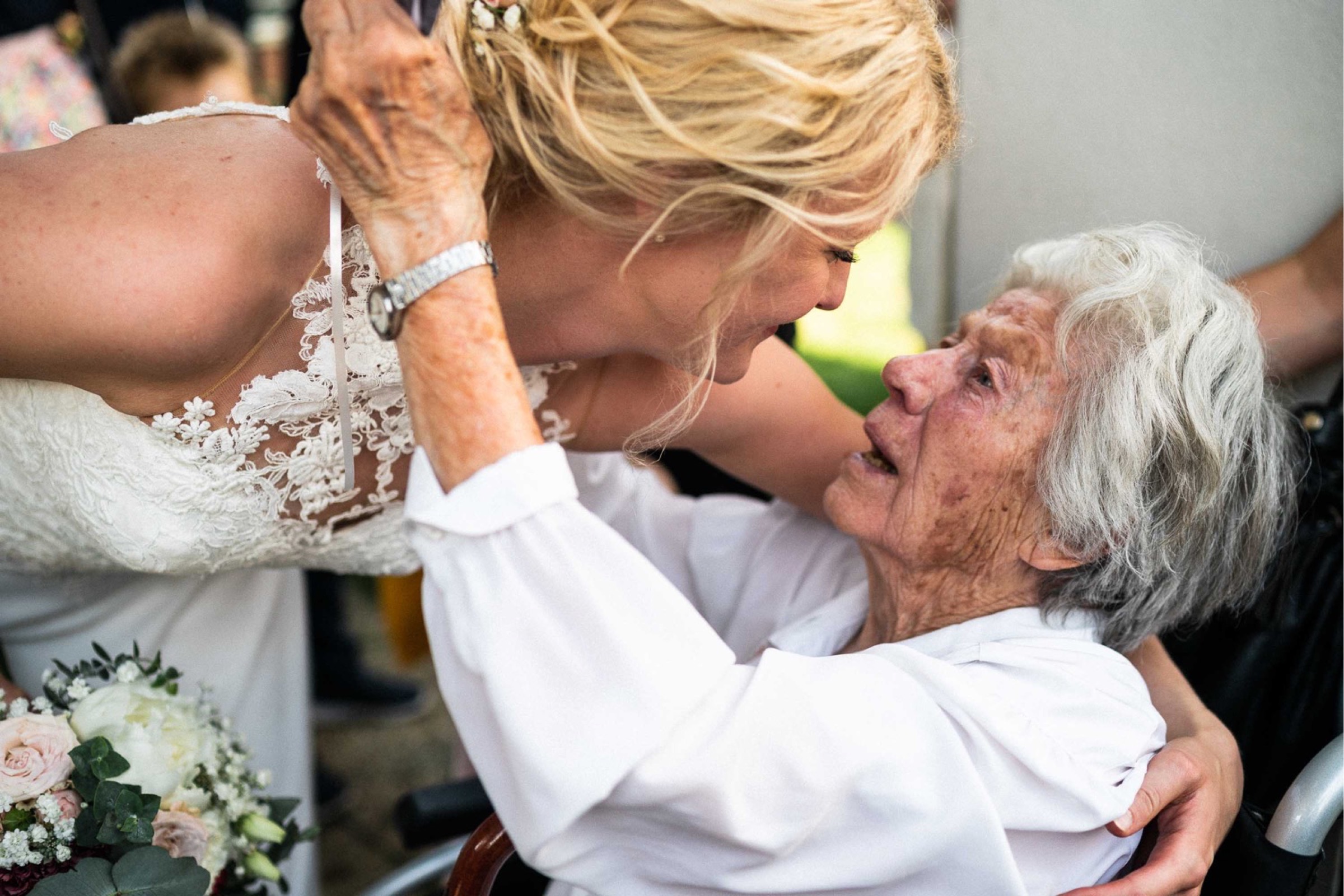 Hochzeit in Paderborn: Braut umarmt eine ältere Frau