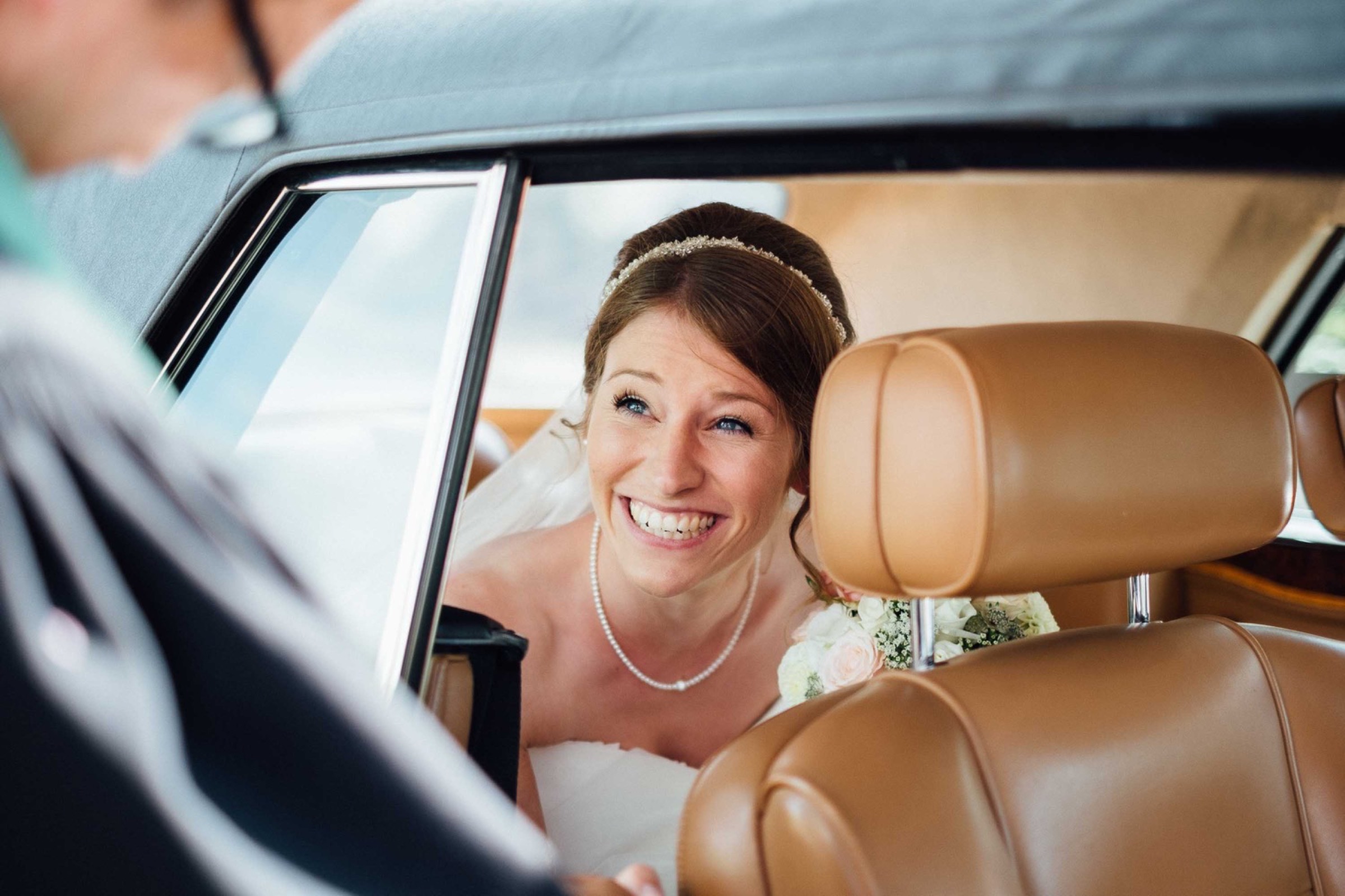 Hochzeit in Bremen: strahlende Braut steigt aus dem Auto