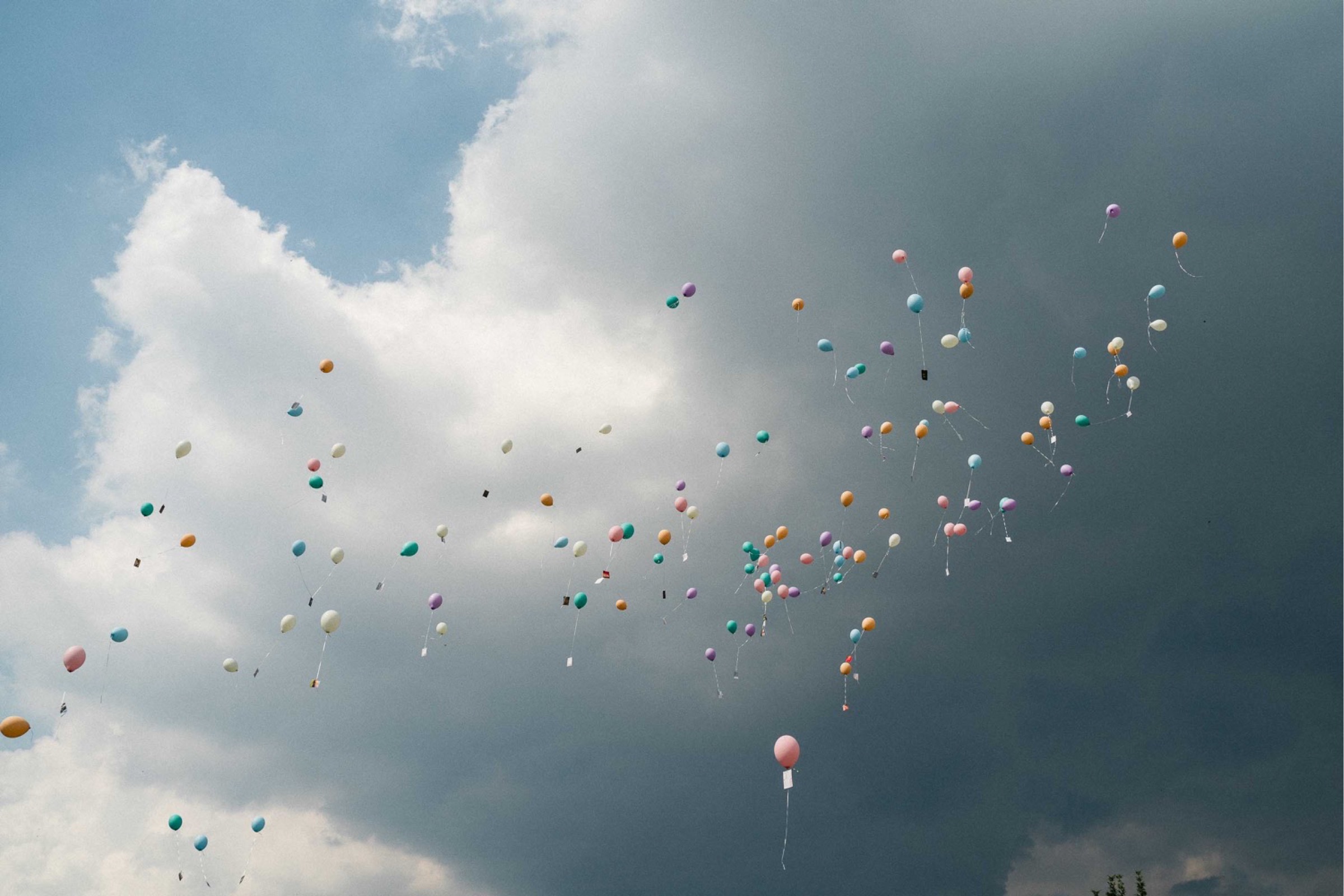 Hochzeit in Paderborn: Luftballons steigen in den Himmel