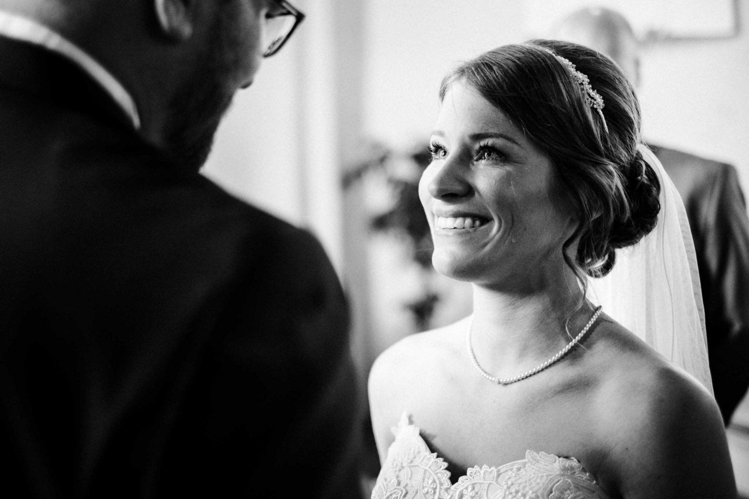 Hochzeit in Bremen: Braut schaut dem Bräutigam unter Tränen lachend an