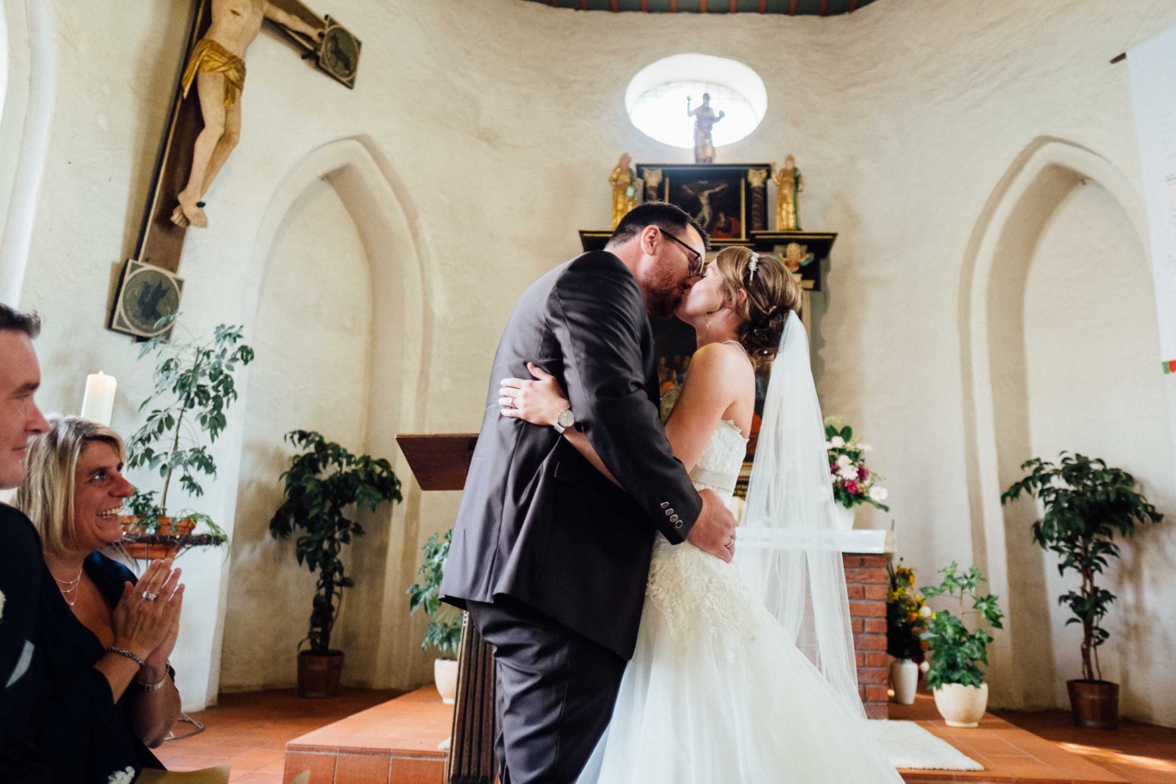 Hochzeit in Bremen: das Brautpaar küsst sich am Altar