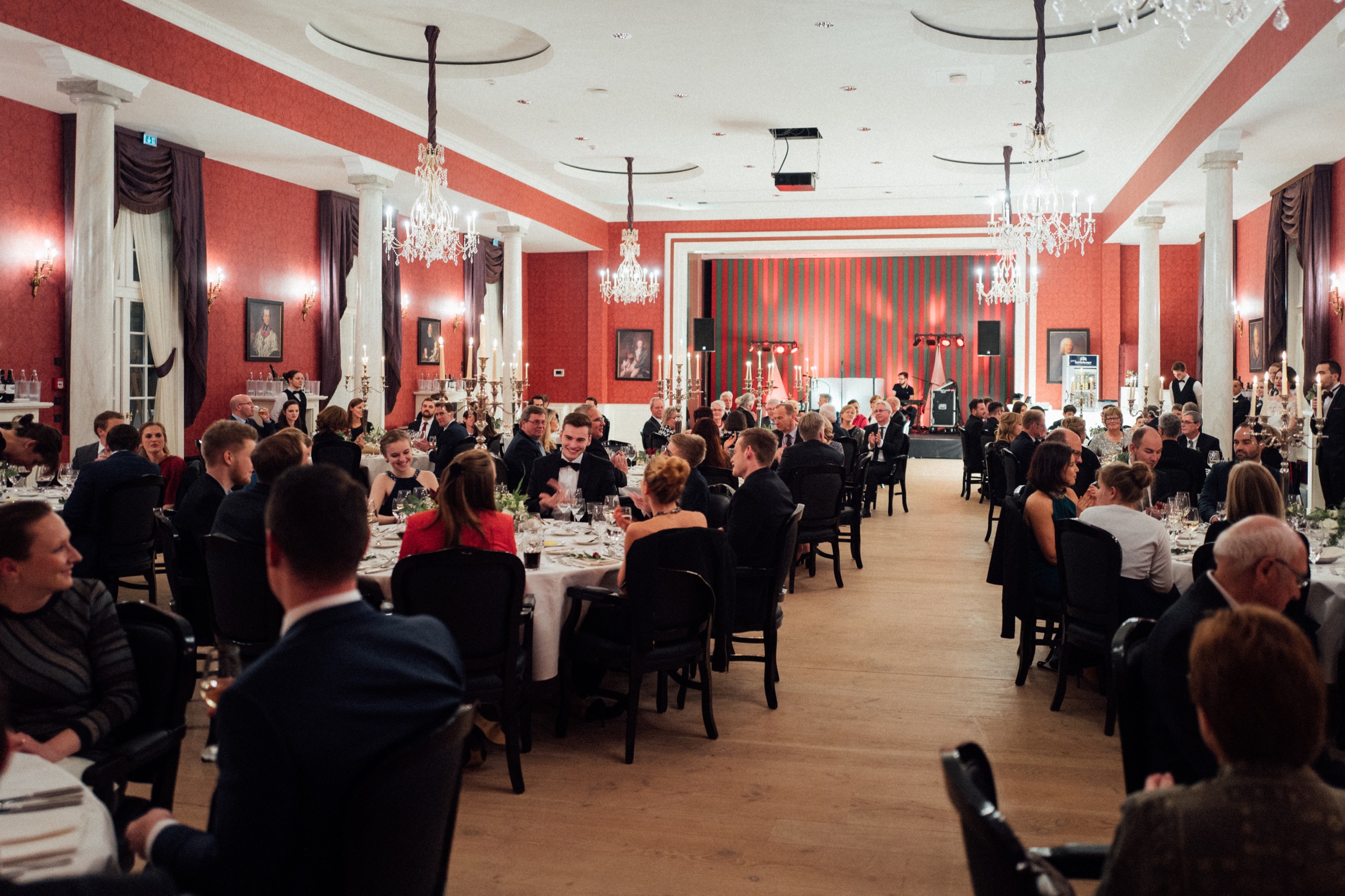 Hochzeitsgesellschaft im Festsaal