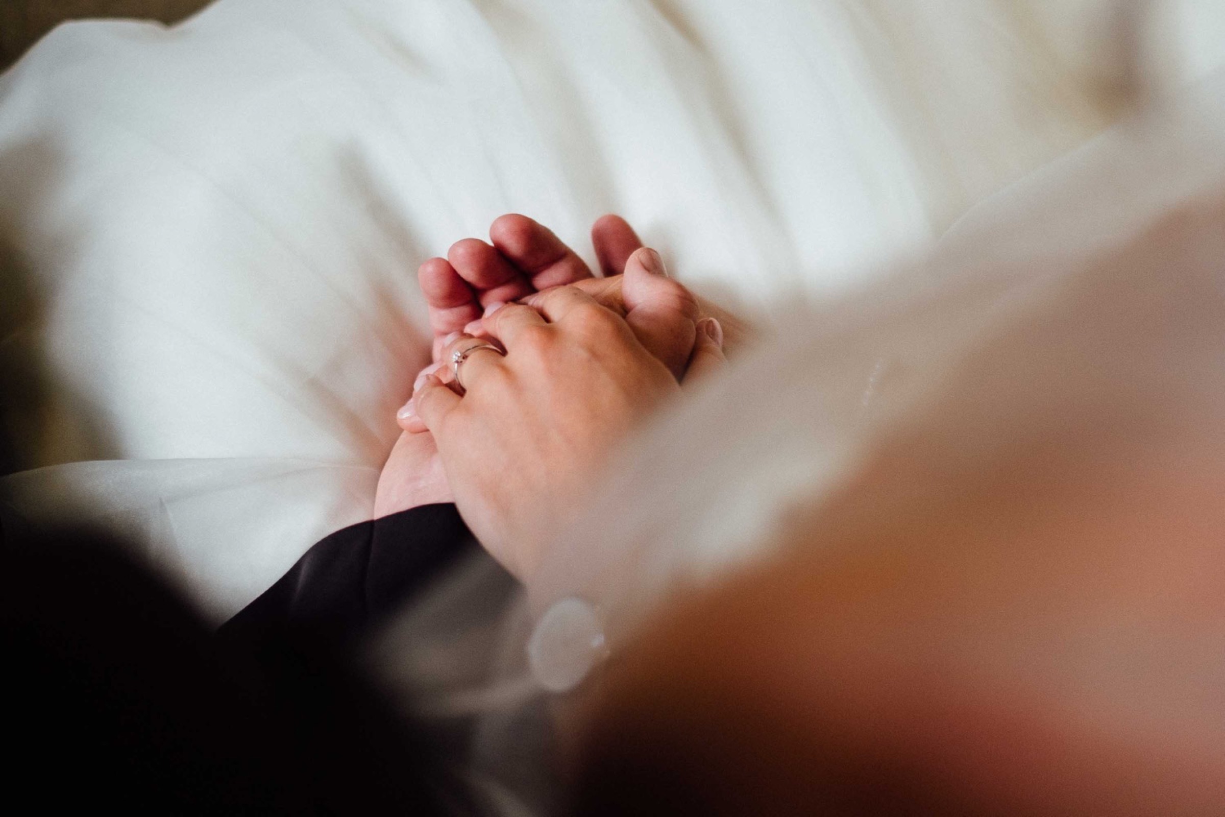 Hochzeit in Bremen: Brautpaar hält Händchen