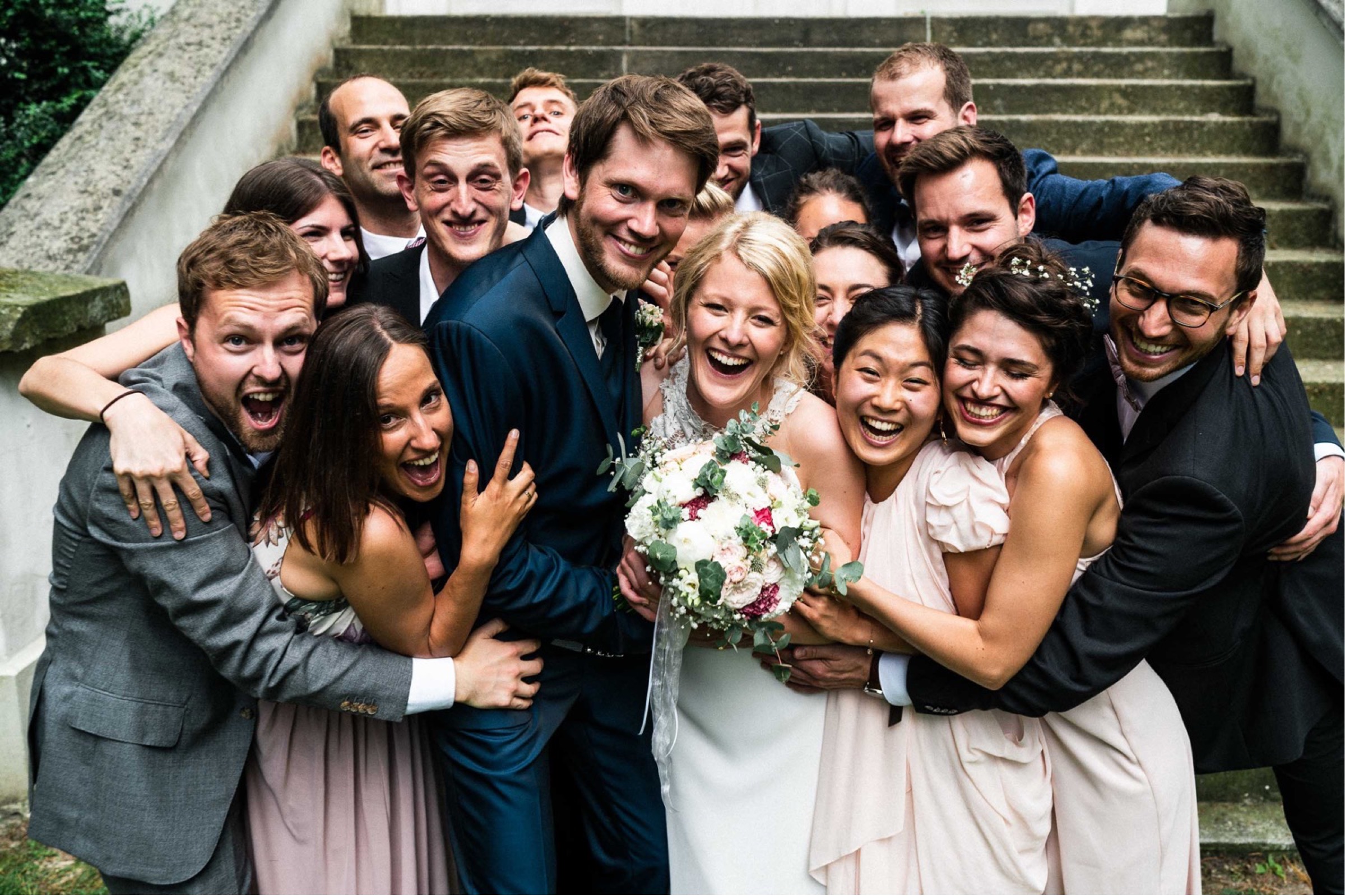 Hochzeit in Paderborn: Gruppenbild mit Brautpaar und Freunden