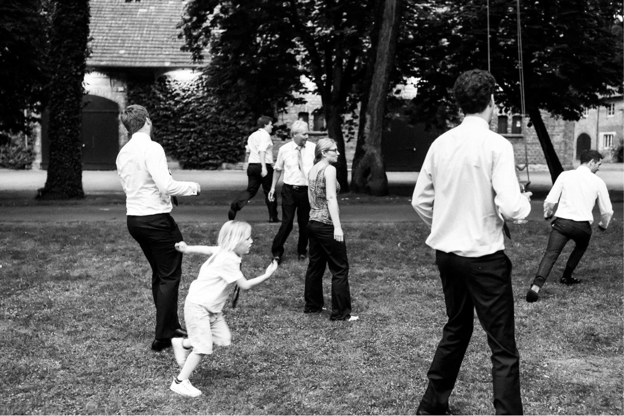 Hochzeit in Paderborn: Hochzeitsgäste tollen im Garten herum