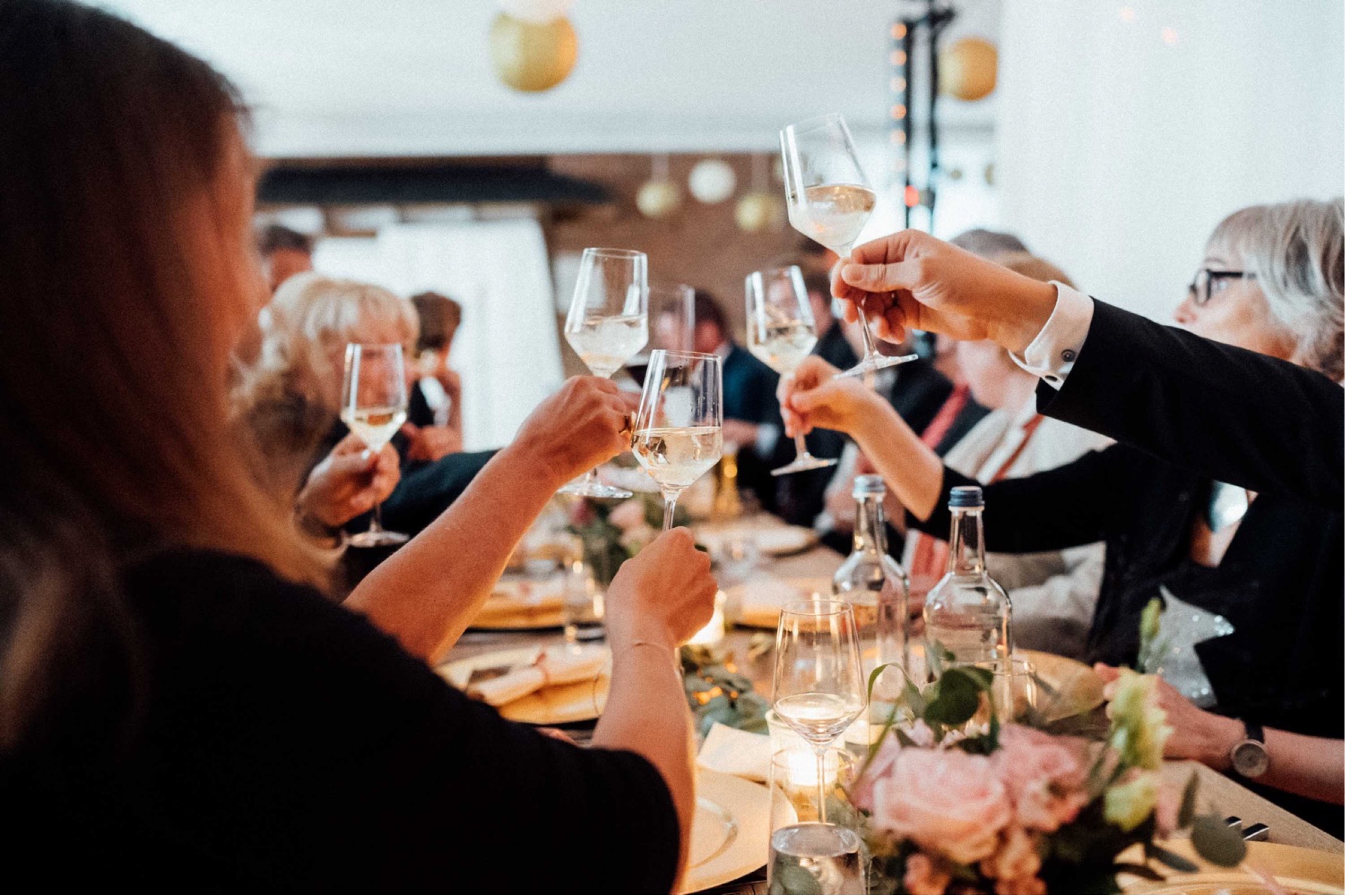 Herbsthochzeit: es wird mit Wein angestoßen