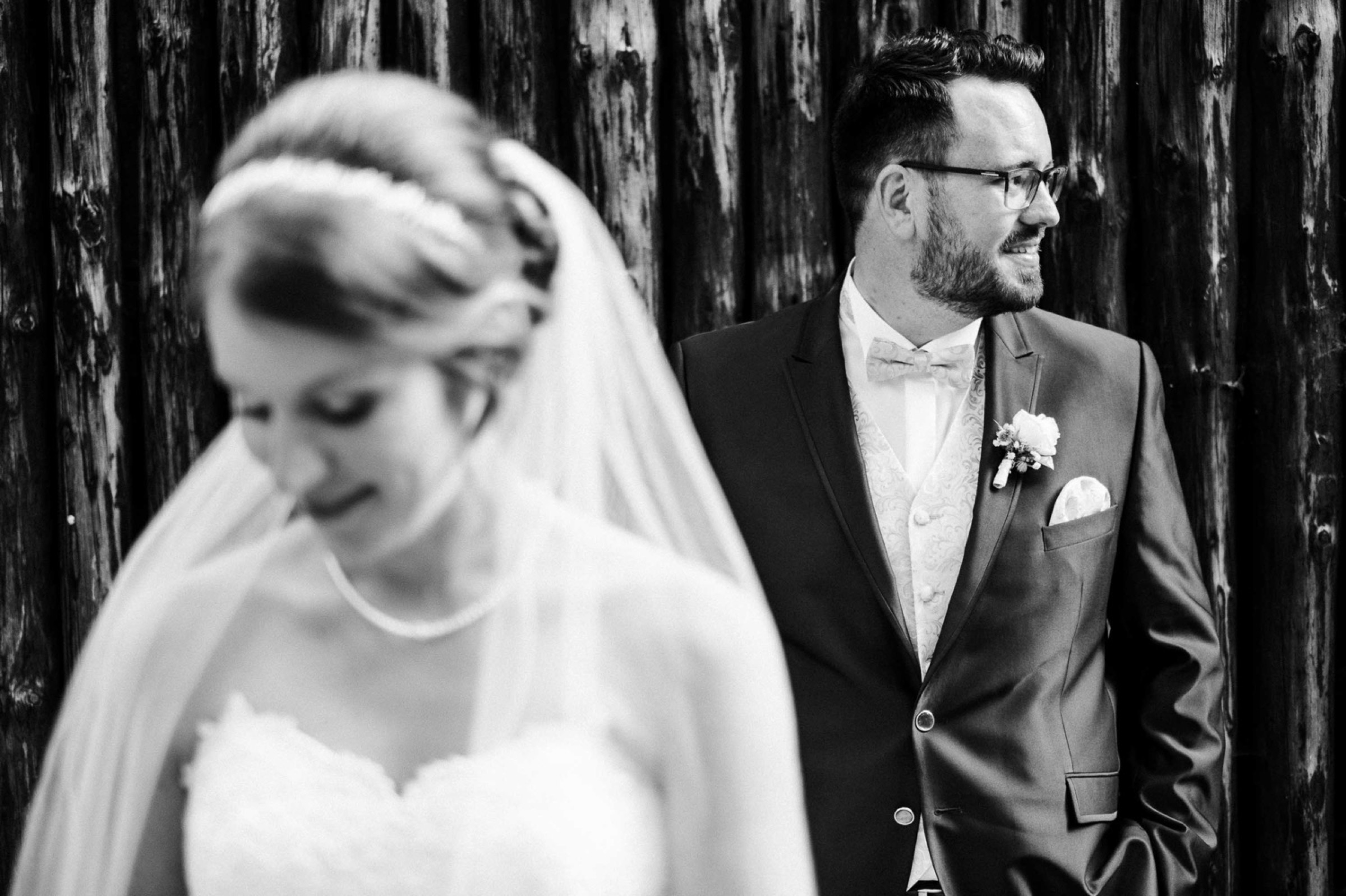 Hochzeit in Bremen: Bräutigam schaut nach links, im Vordergrund die Braut