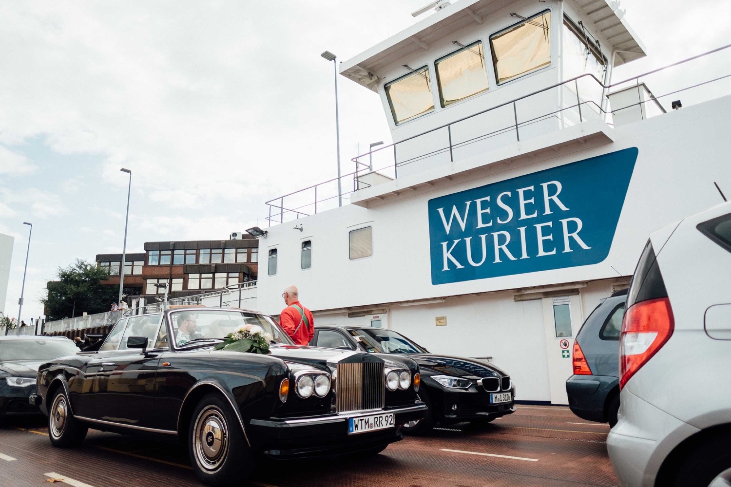 Hochzeit in Bremen: Rolls-Royce auf der Fähre