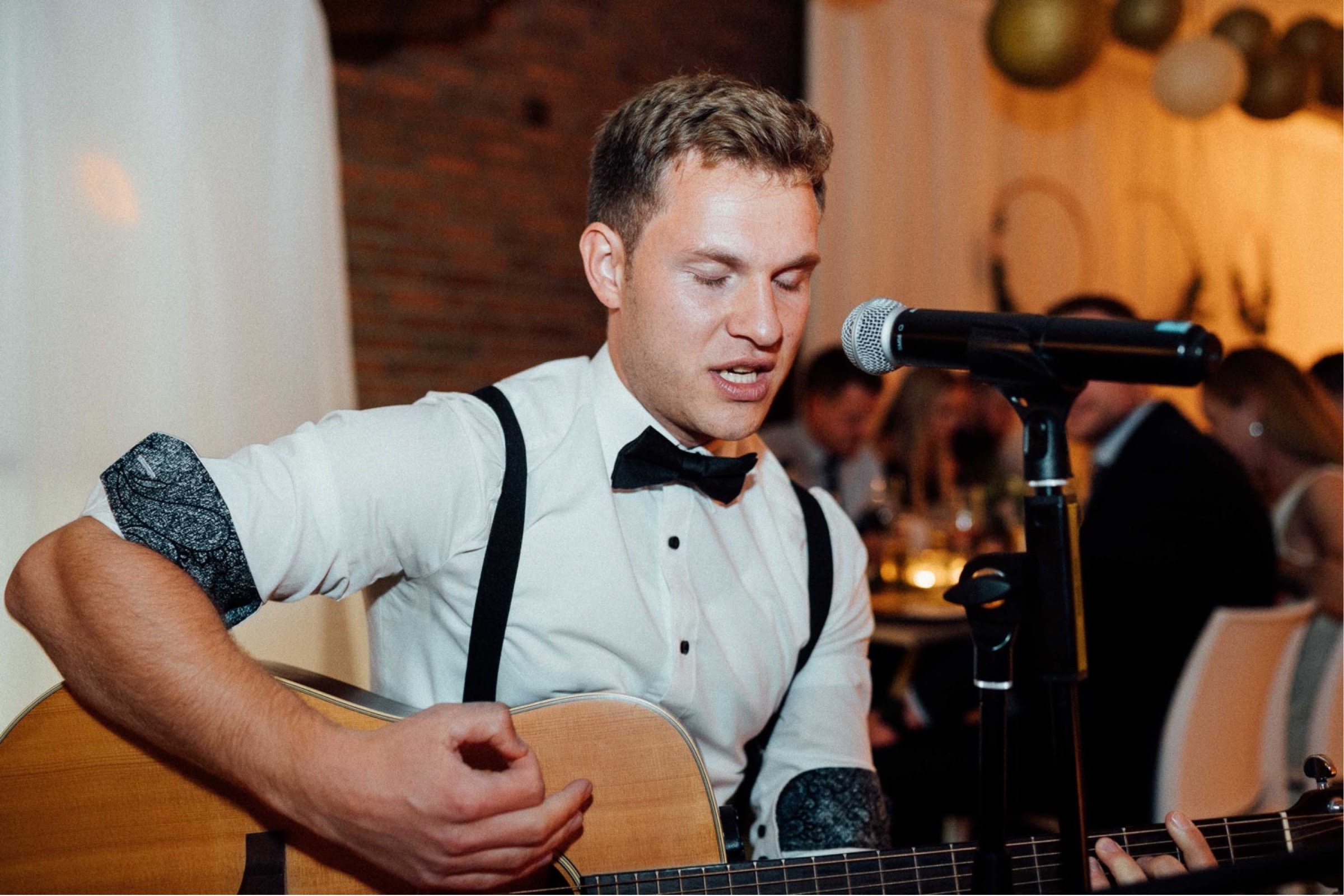 Herbsthochzeit: Musiker mit Gitarre