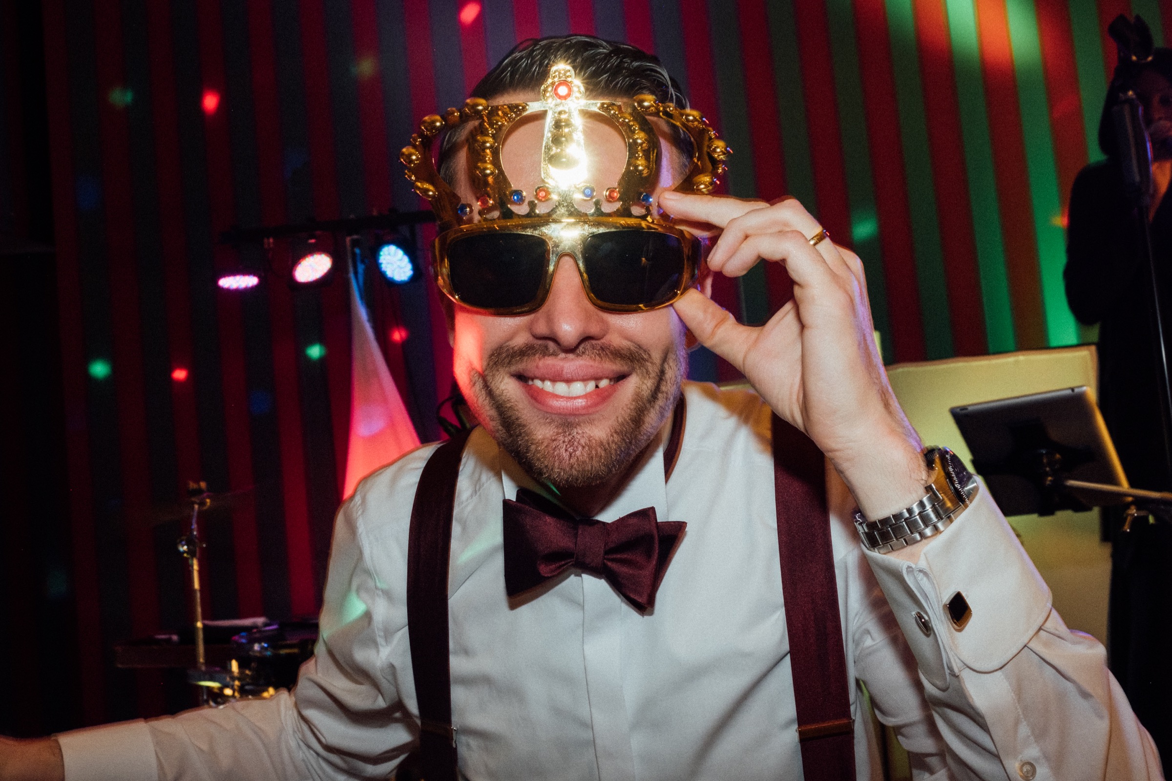 Bräutigam mit lustiger Brille und Krone