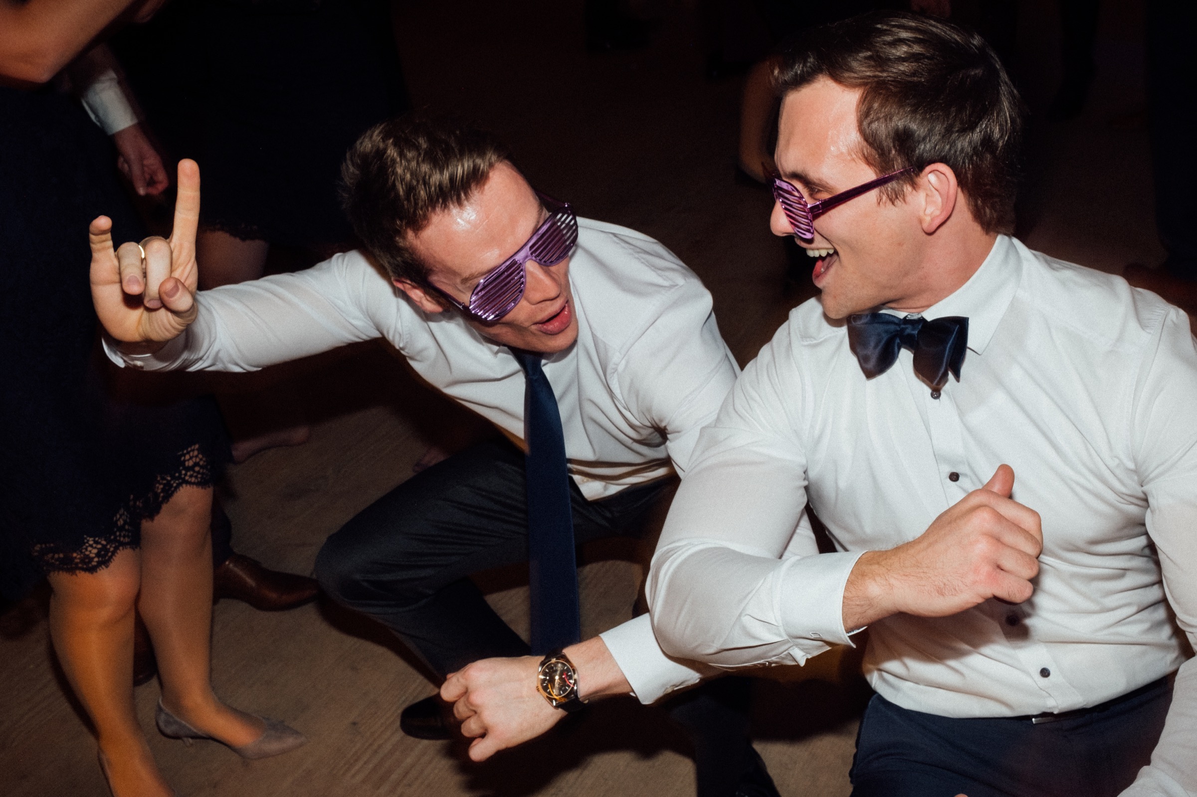 feiernde Hochzeitsgäste mit lustigen Brillen