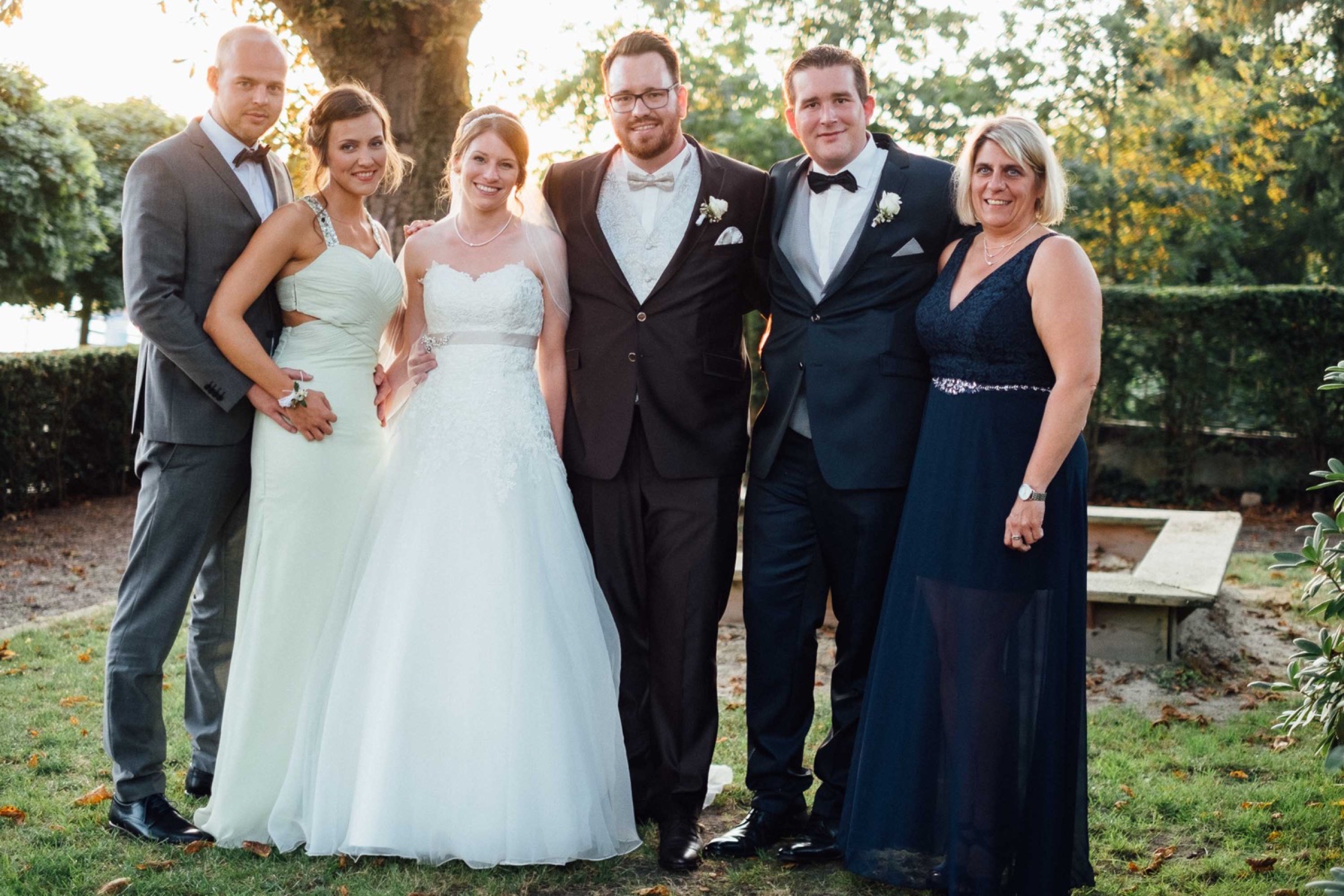 Hochzeit in Bremen: Gruppenbild vom Brautpaar und den Trauzeugen