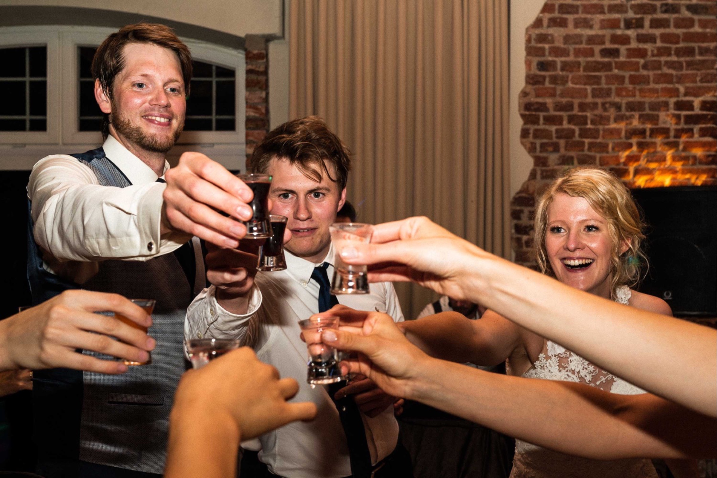 Hochzeit in Paderborn: Brautpaar prostet mit Freunden