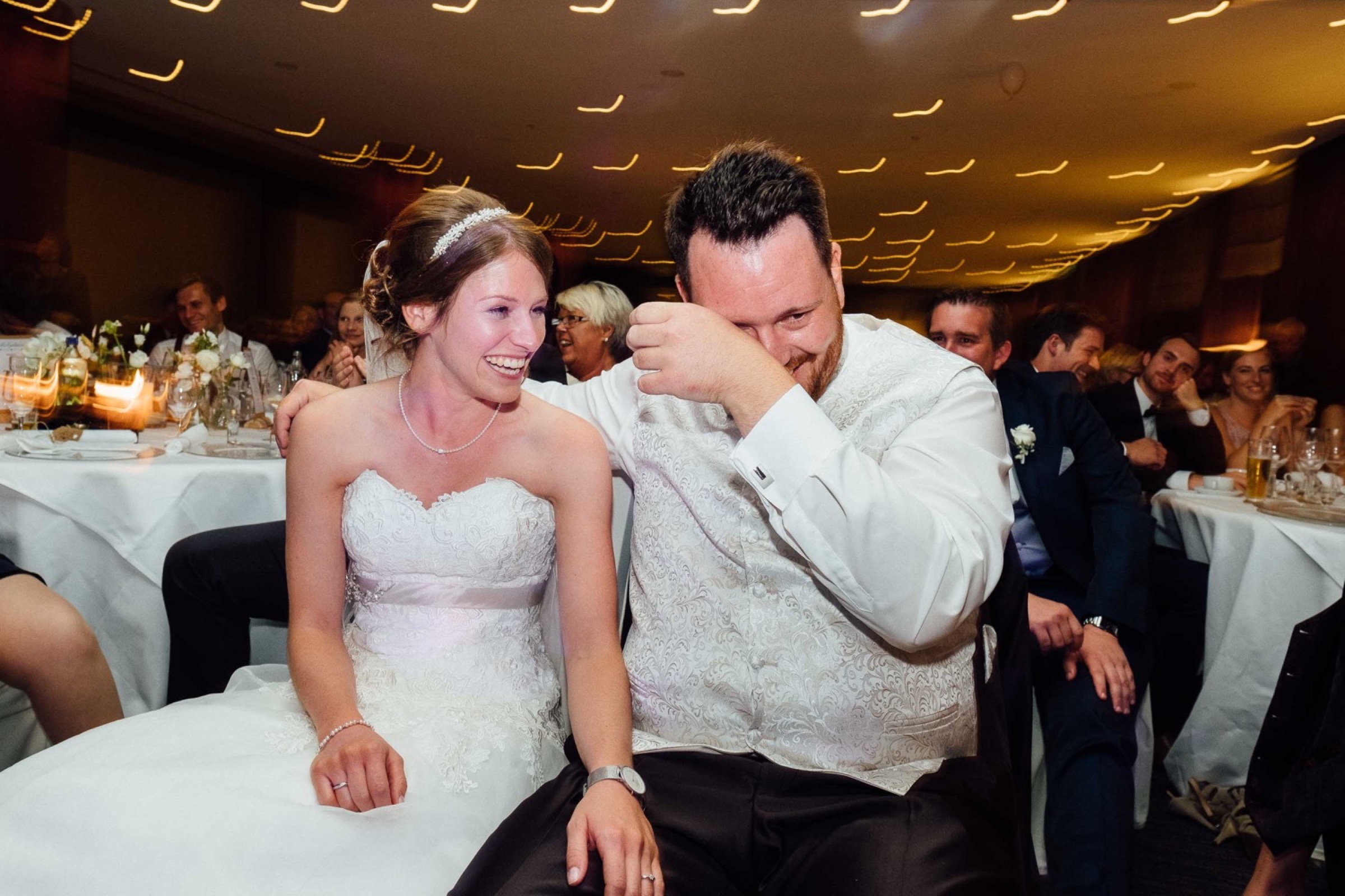 Hochzeit in Bremen: Brautpaar am Tisch, der Bräutigam wischt sich eine Träne aus dem Augenwinkel