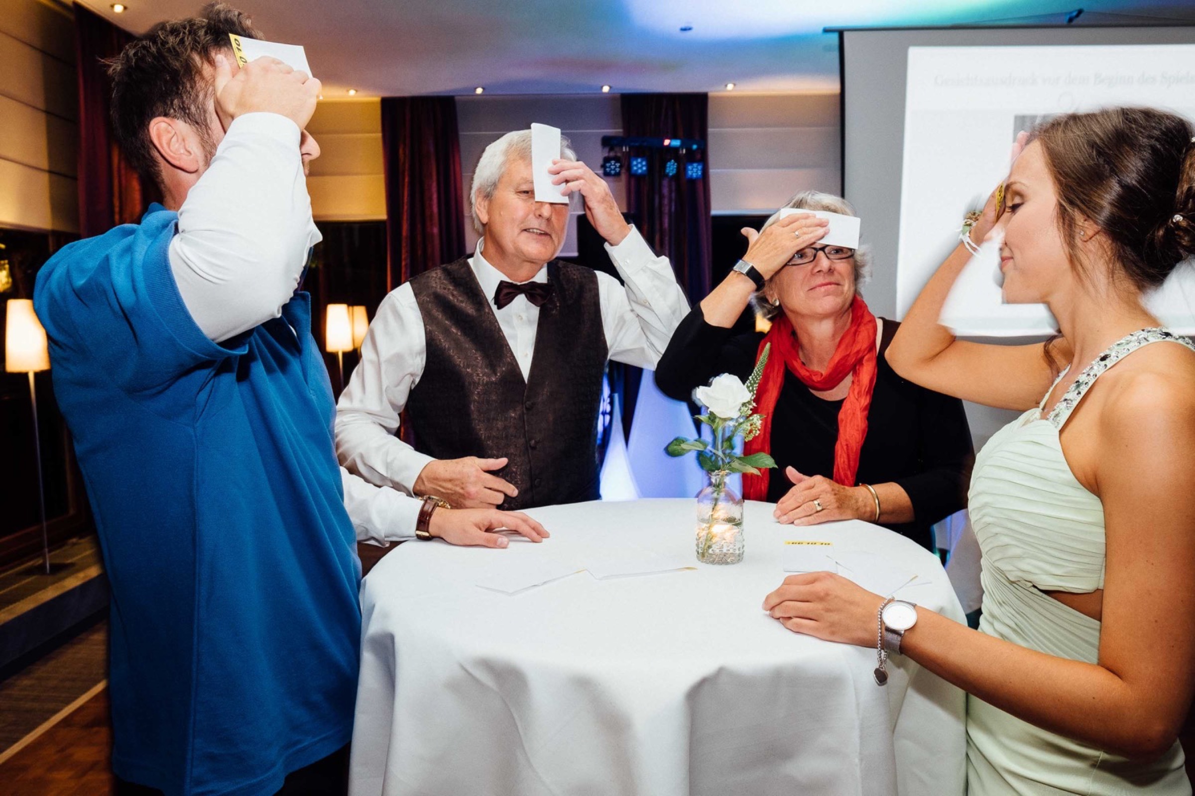 Hochzeit in Bremen: Hochzeitsgäste mit Zettel auf der Stirn