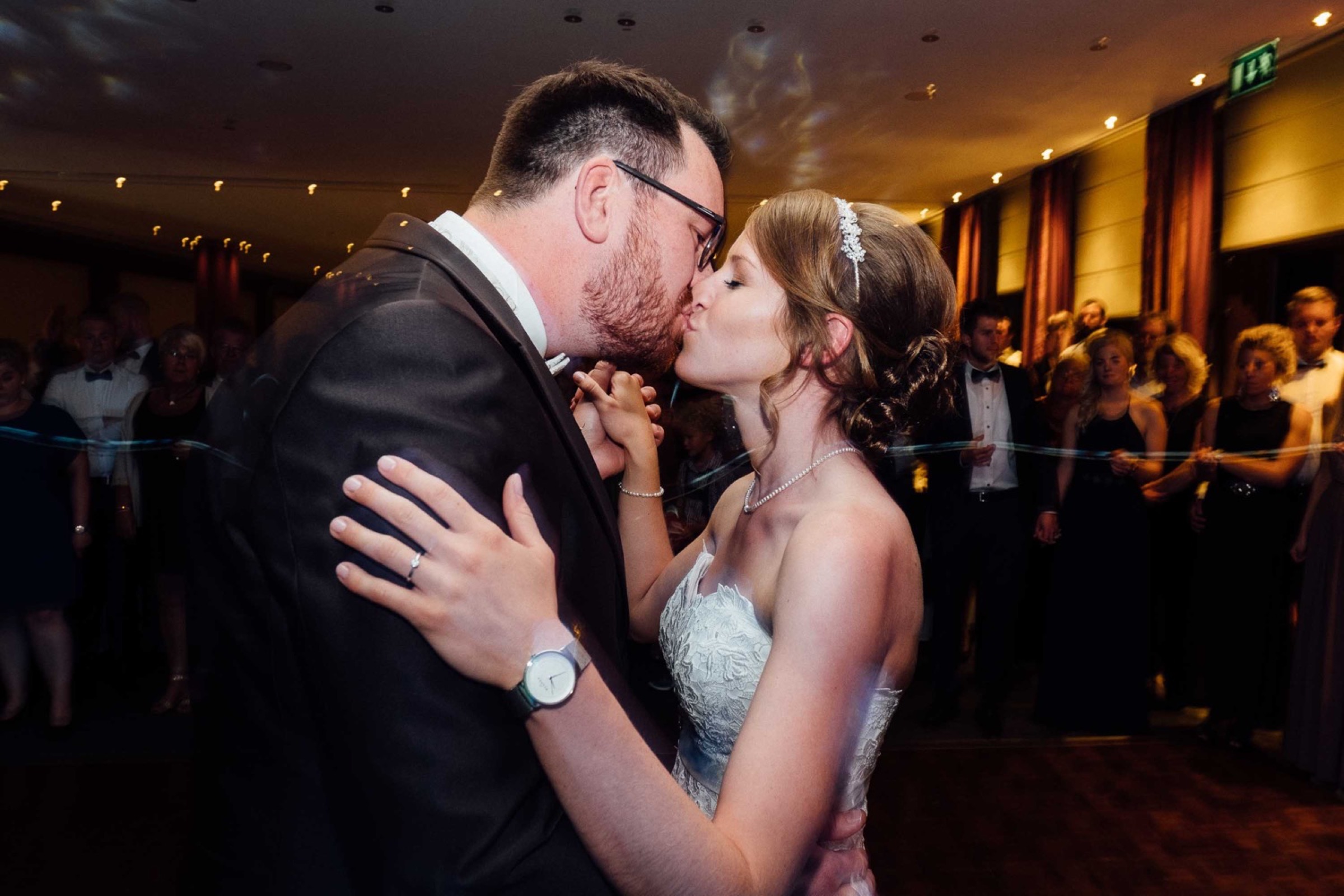 Hochzeit in Bremen: das Brautpaar küsst sich beim Hochzeitstanz