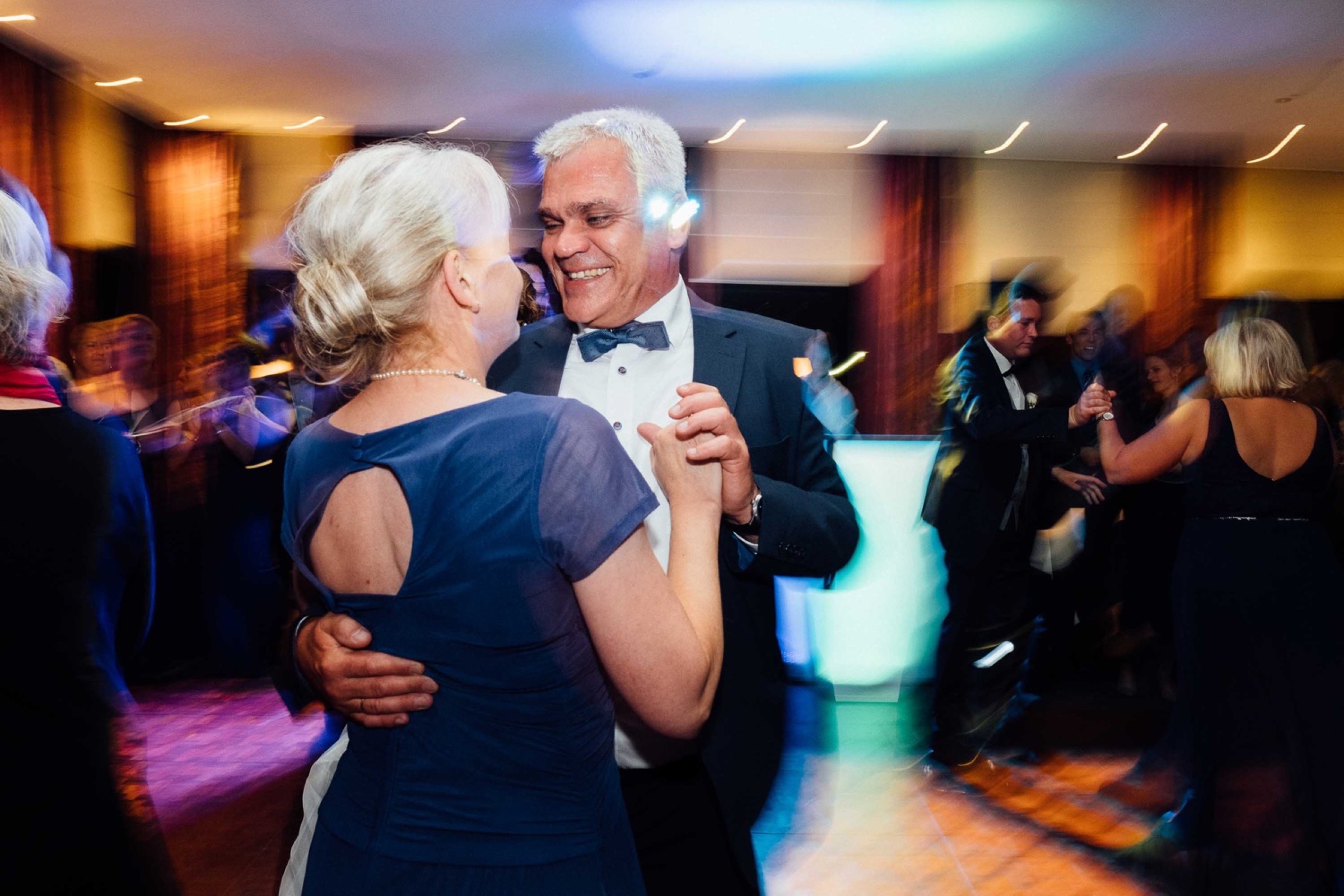 Hochzeit in Bremen: Brauteltern beim Tanzen