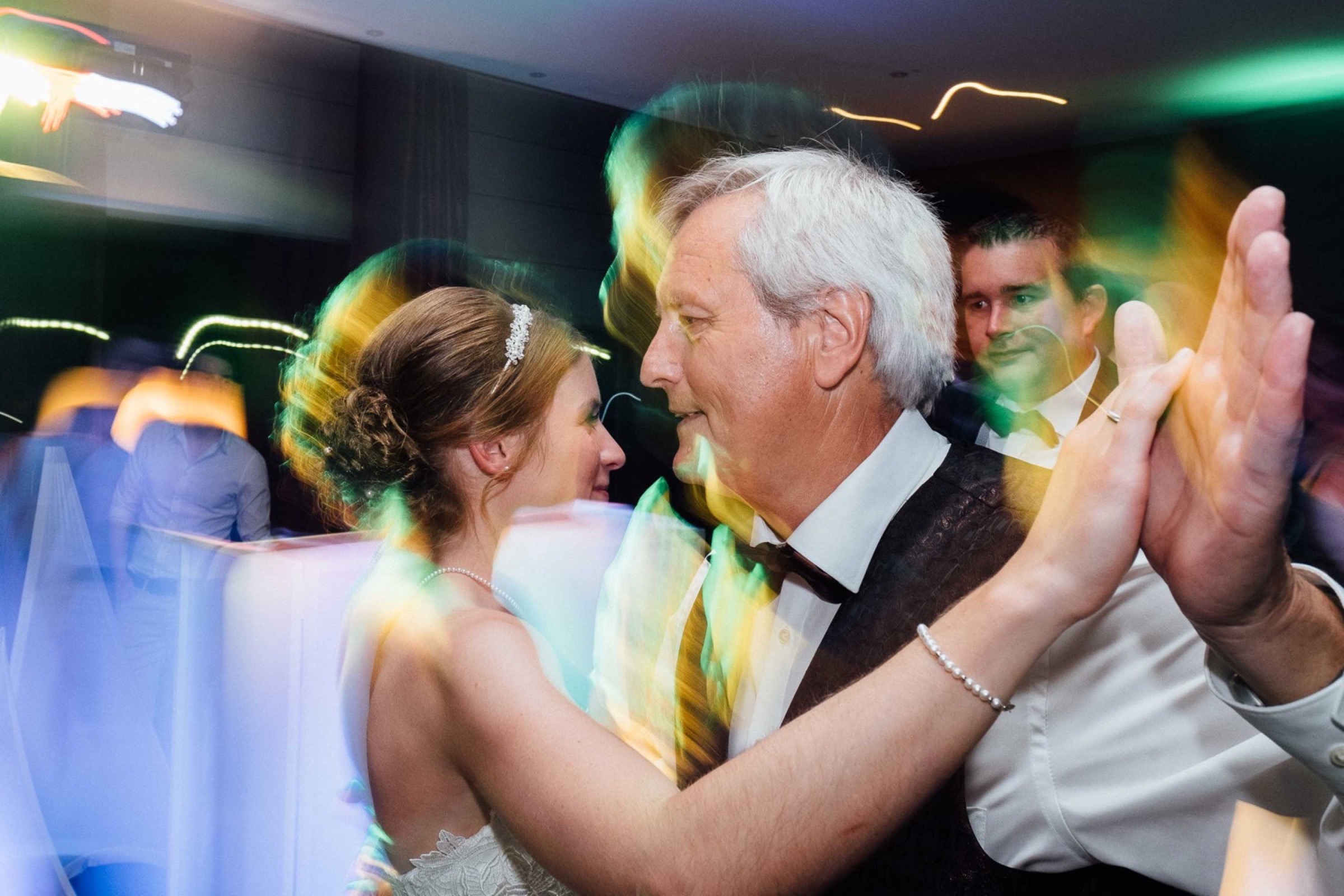 Hochzeit in Bremen: Braut tanzt mit Hochzeitsgast