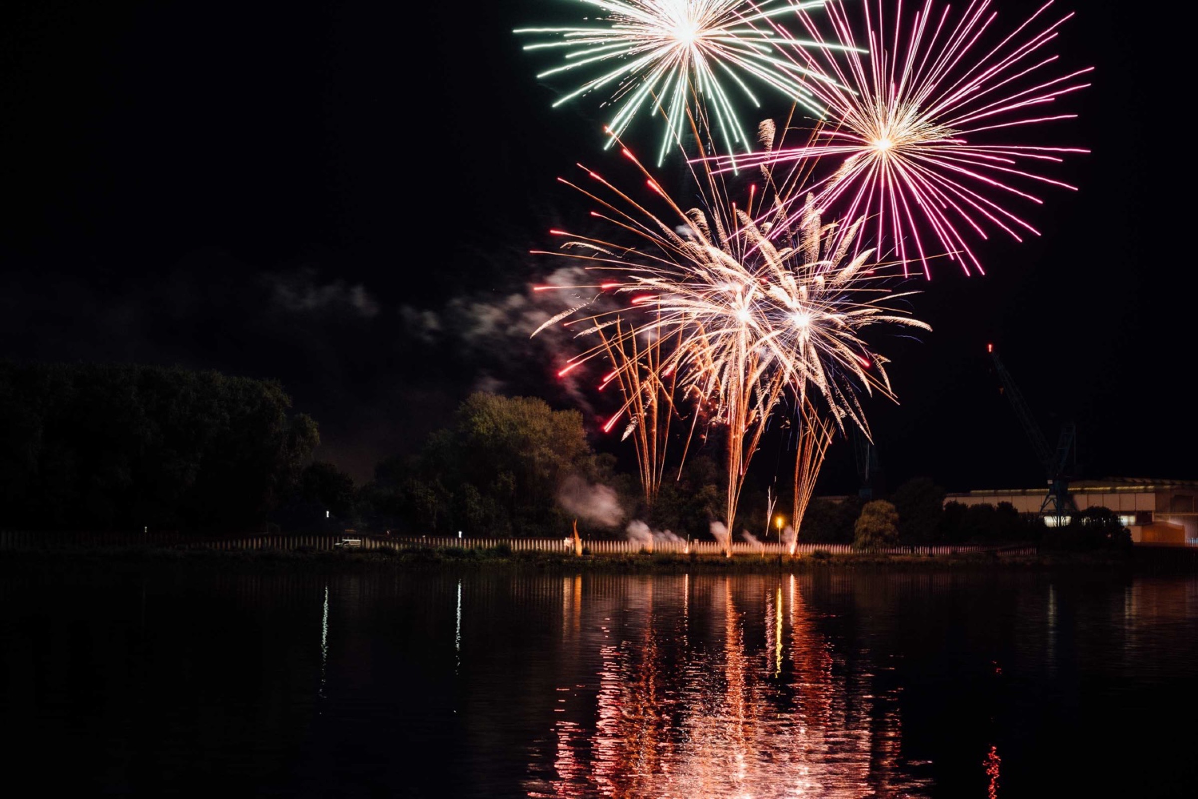 Hochzeit in Bremen: Feuerwerk über dem Wasser