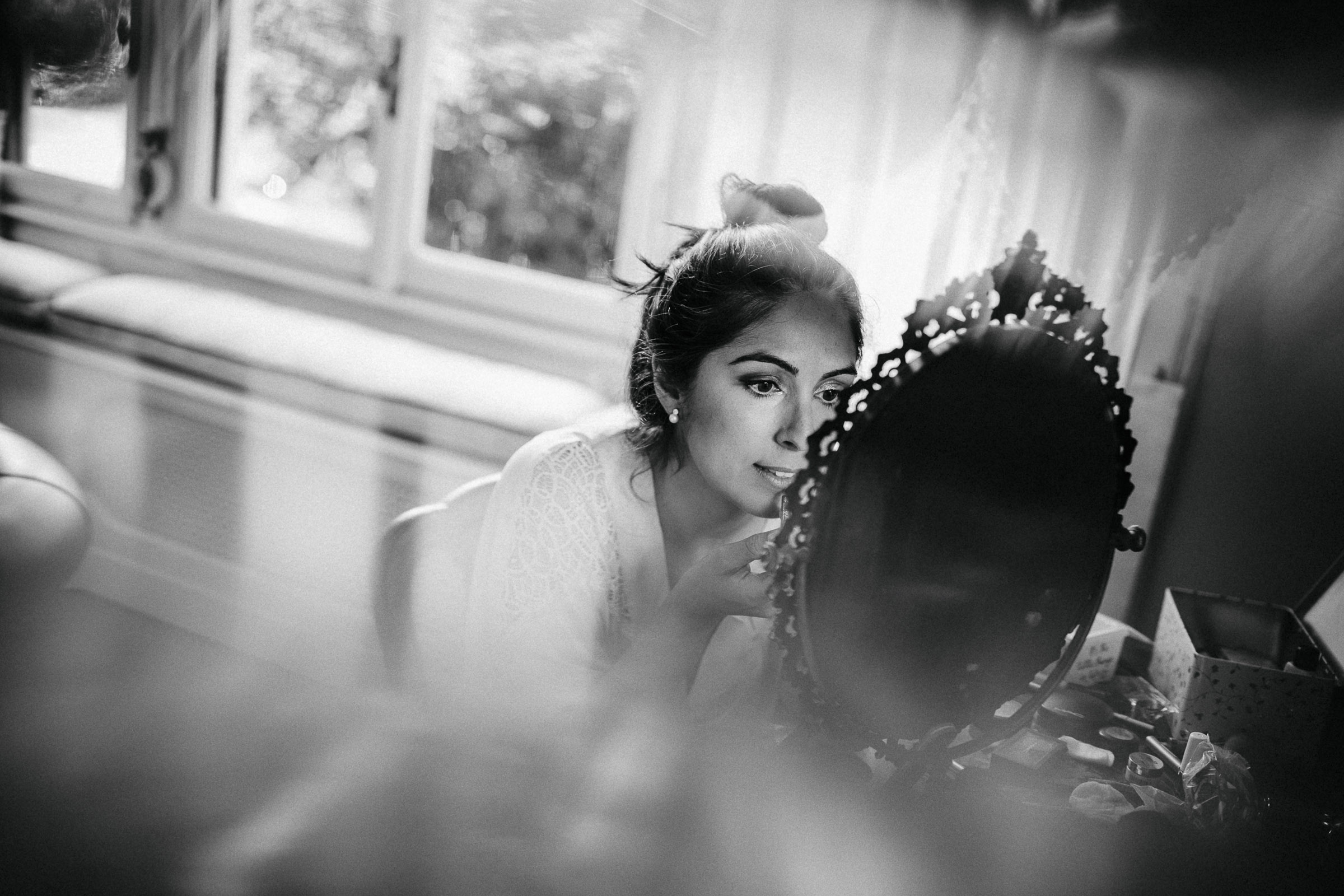 Hochzeit in Italien: Braut schminkt sich und schaut in den Spiegel