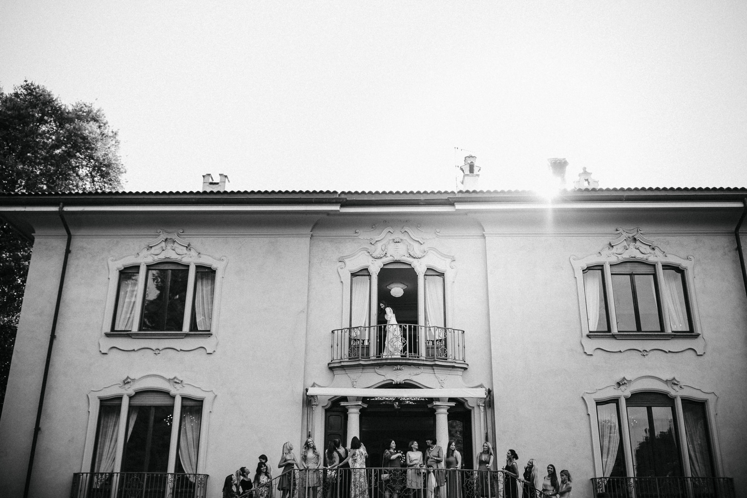 Hochzeit in Italien: Gruppenbild vor der Villa Frua