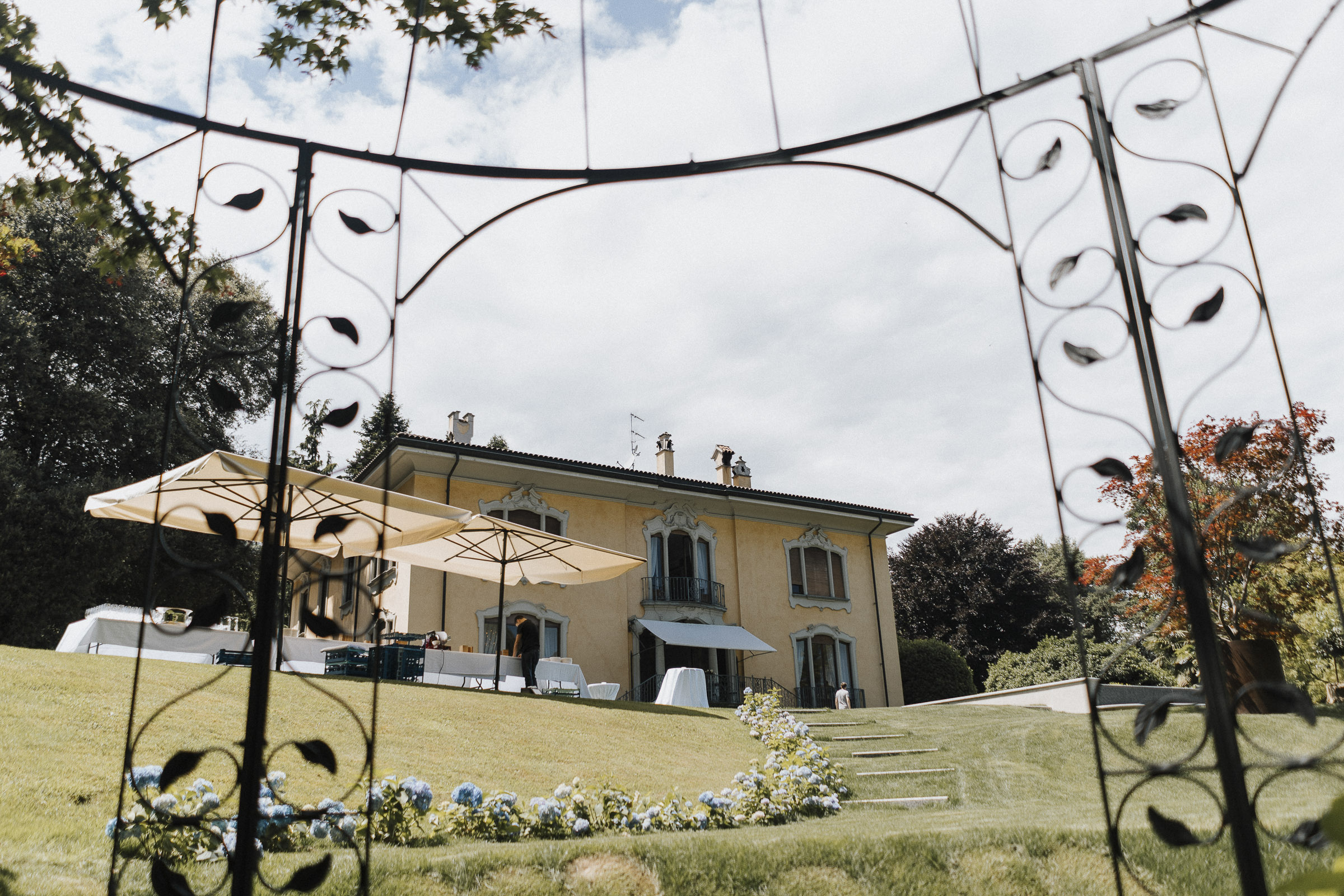 Hochzeit in Italien: Blick vom Garten aus auf die Villa Frua