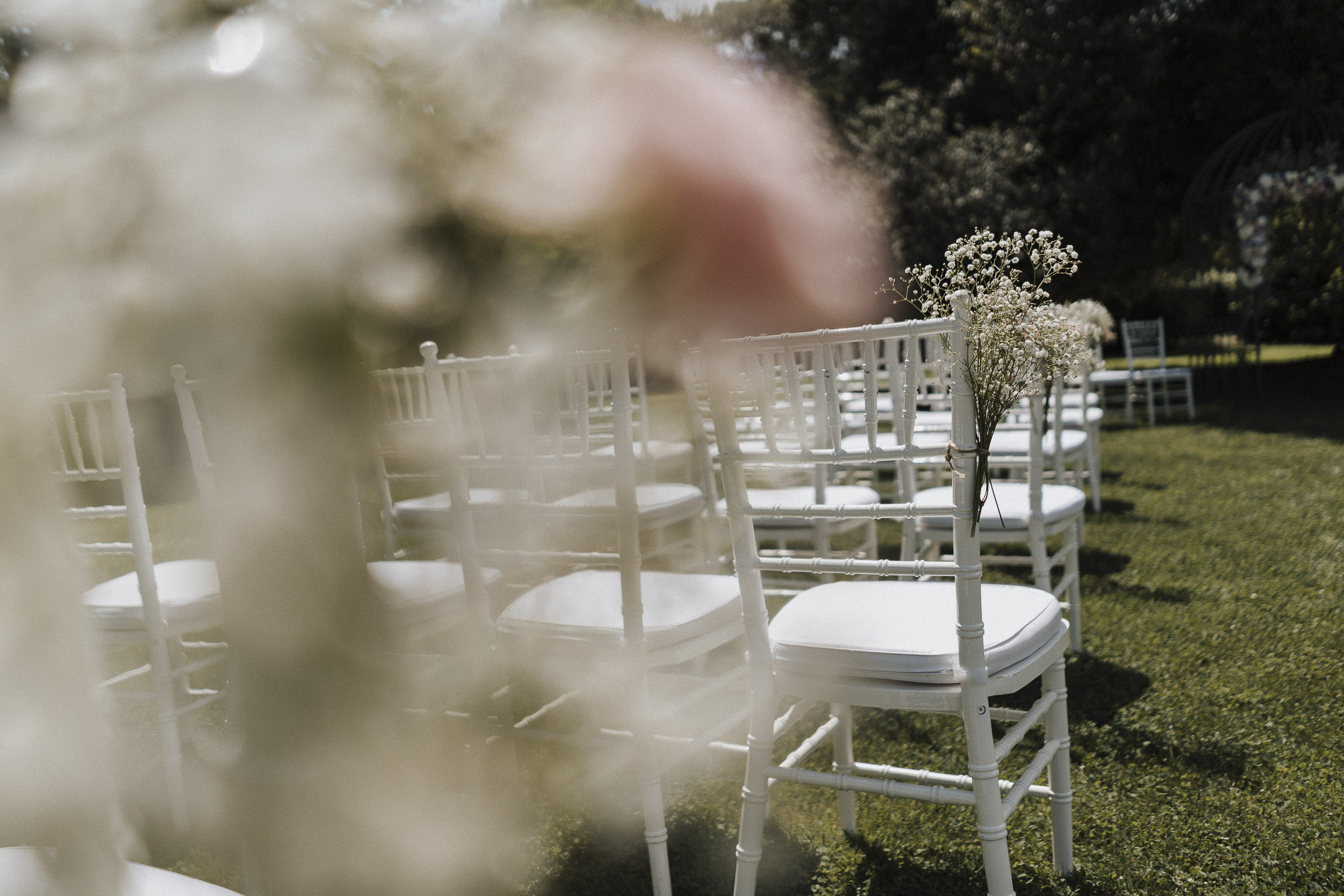 Hochzeit in Italien: die weißen Stühle im Garten stehen bereit