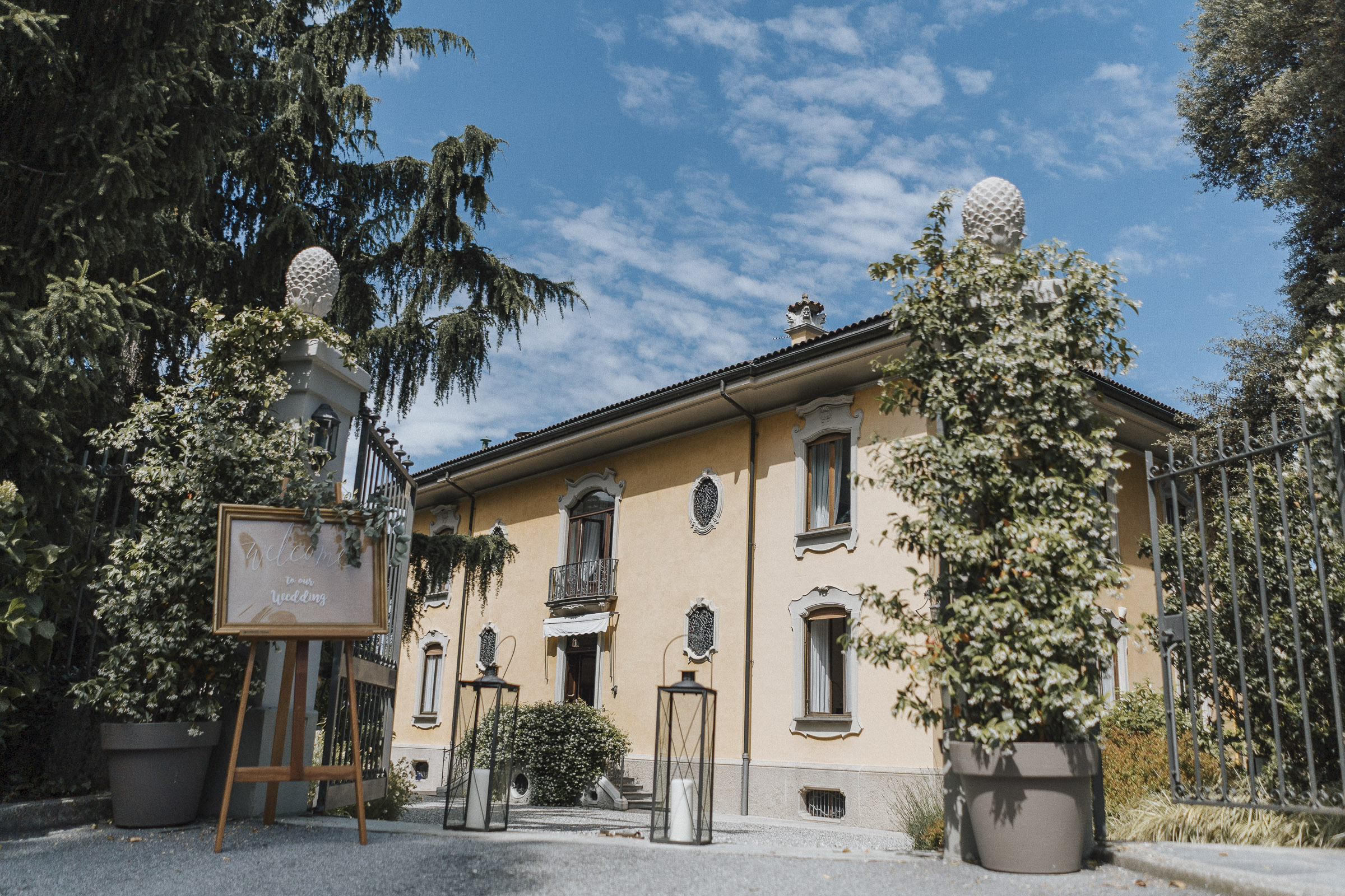 Hochzeit in Italien: Eingang der Villa Frua