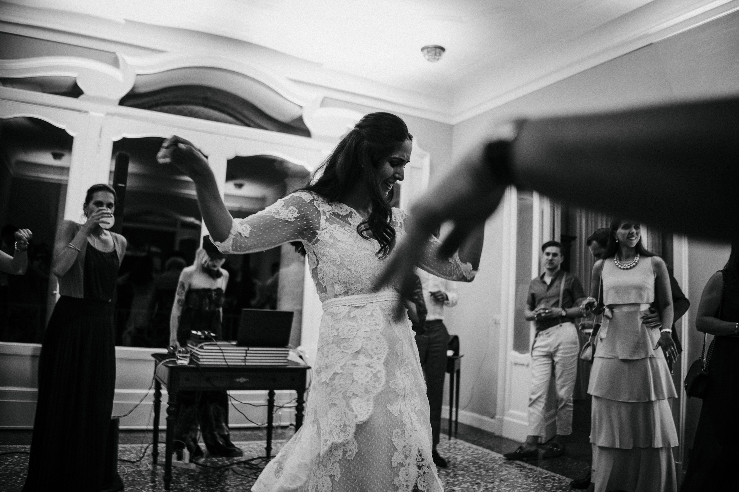 Hochzeit in Italien: tanzende Braut