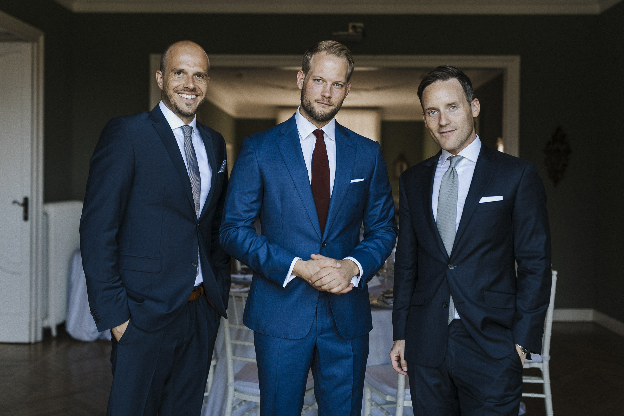 Hochzeit in Italien: Gruppenbild vom Bräutigam mit zwei seiner Trauzeugen