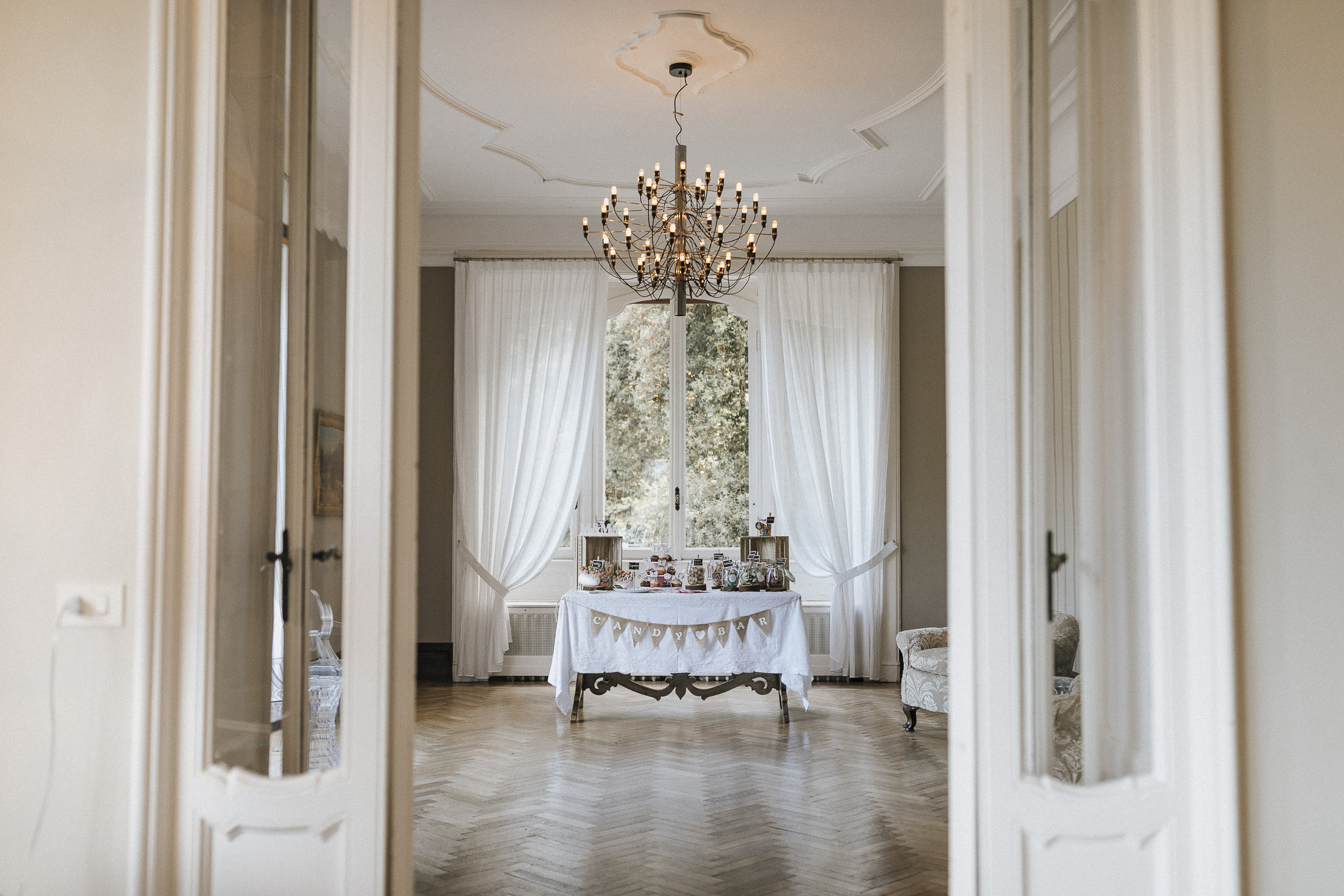 Hochzeit in Italien: Blick durch eine offene Tür auf die Candy-Bar