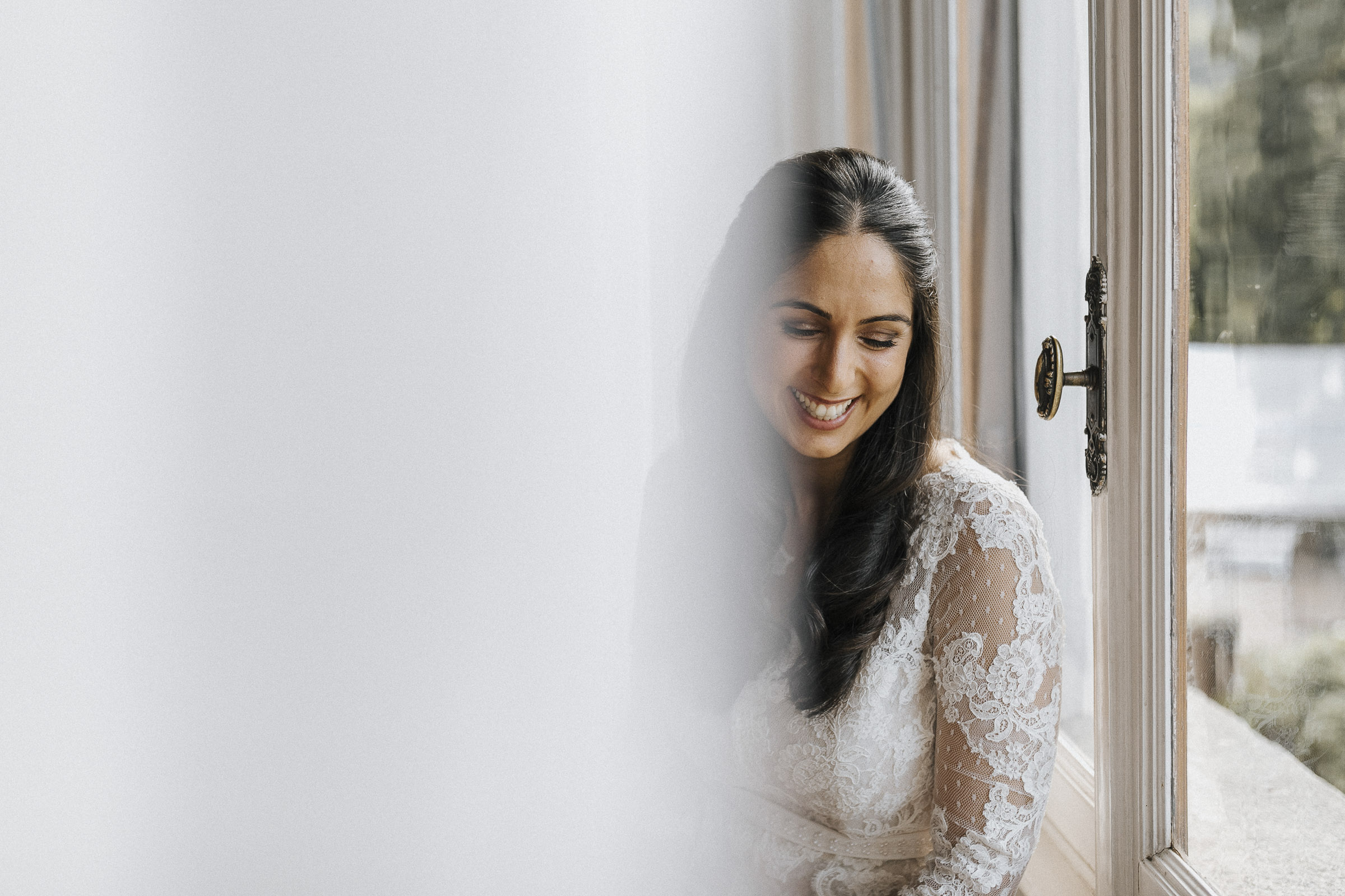 Hochzeit in Italien: lachende Braut am Fenster