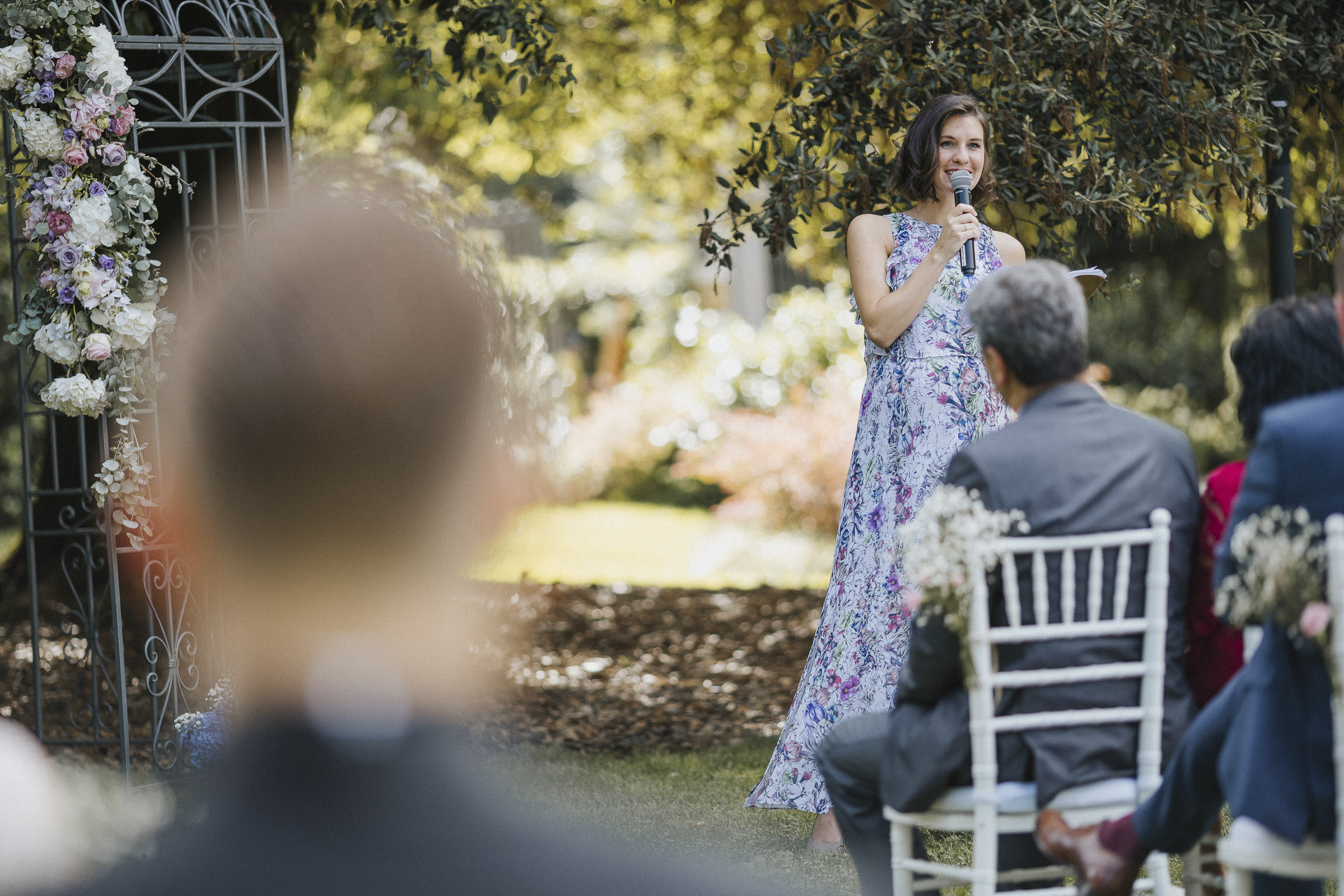 Hochzeit in Italien: die Traurednerin mit Mikrofon