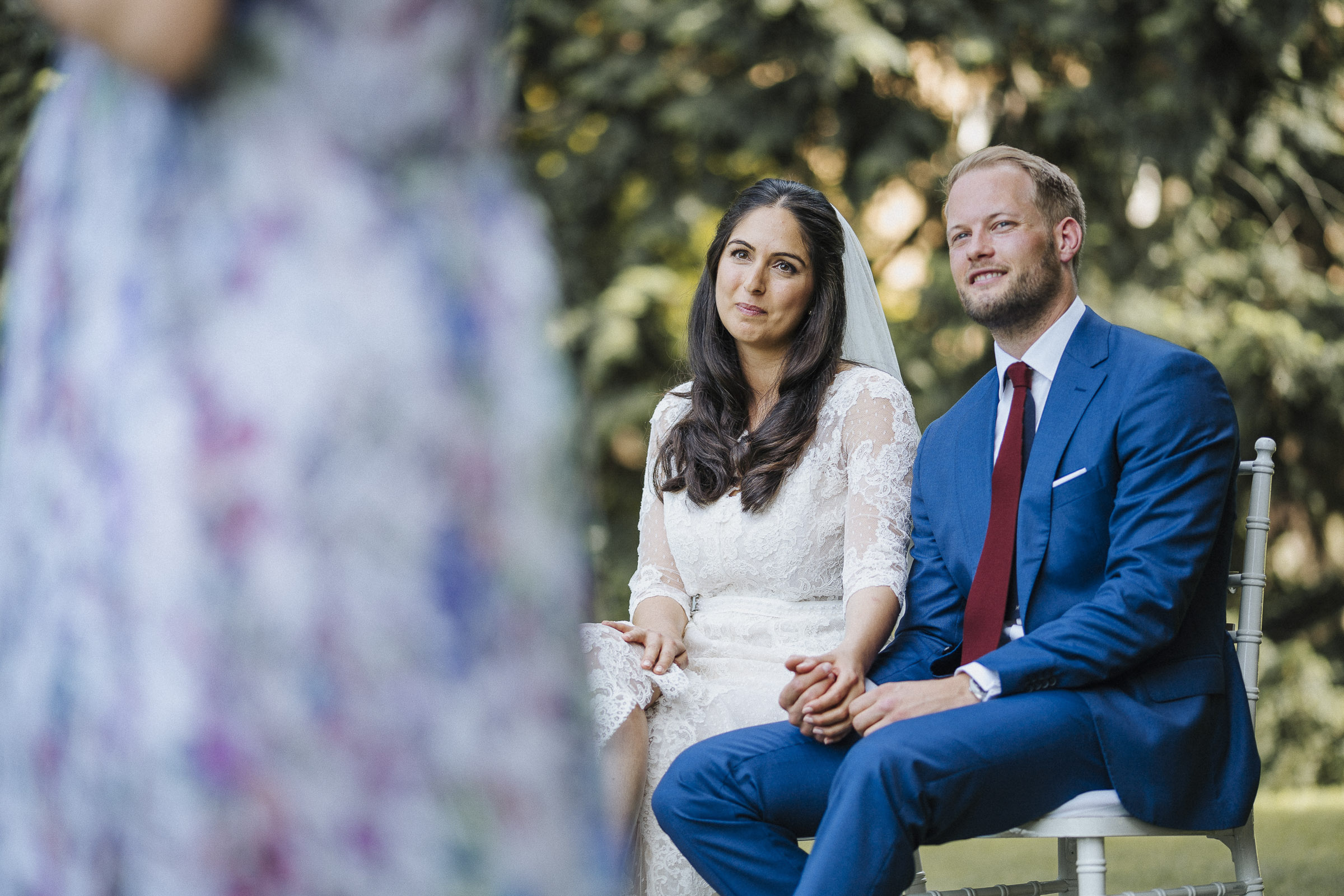 Hochzeit in Italien: Braut und Bräutigam halten Händchen während der Trauung