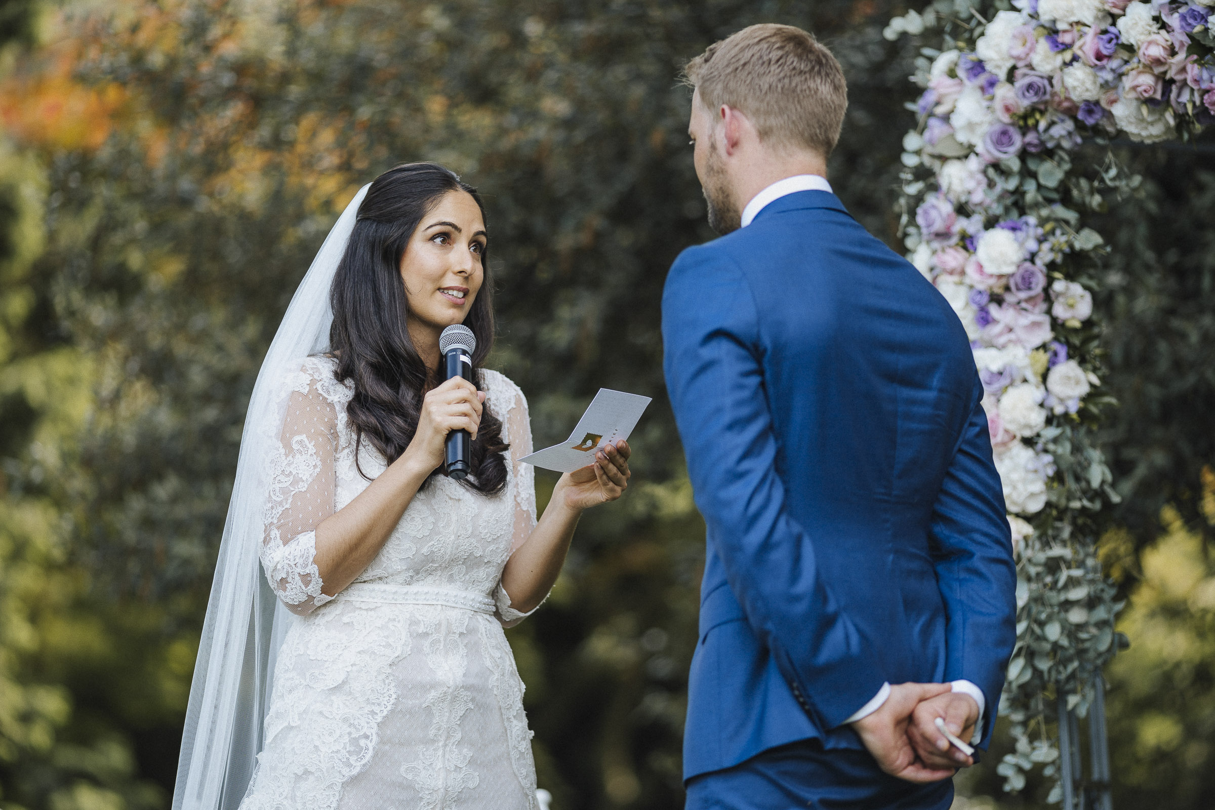 Hochzeit in Italien: Braut mit Mikrofon hält eine Rede an den Bräutigam