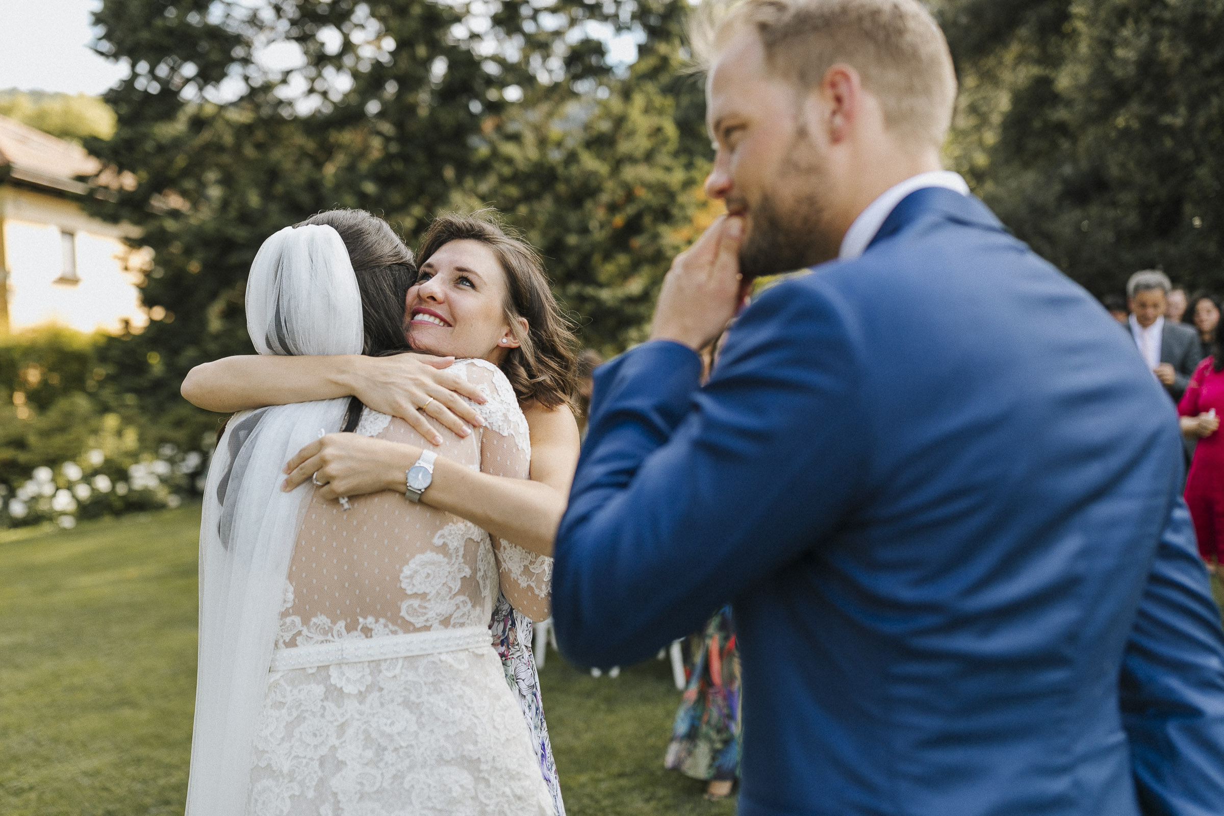 Hochzeit in Italien: Braut wird von einer Freundin umarmt