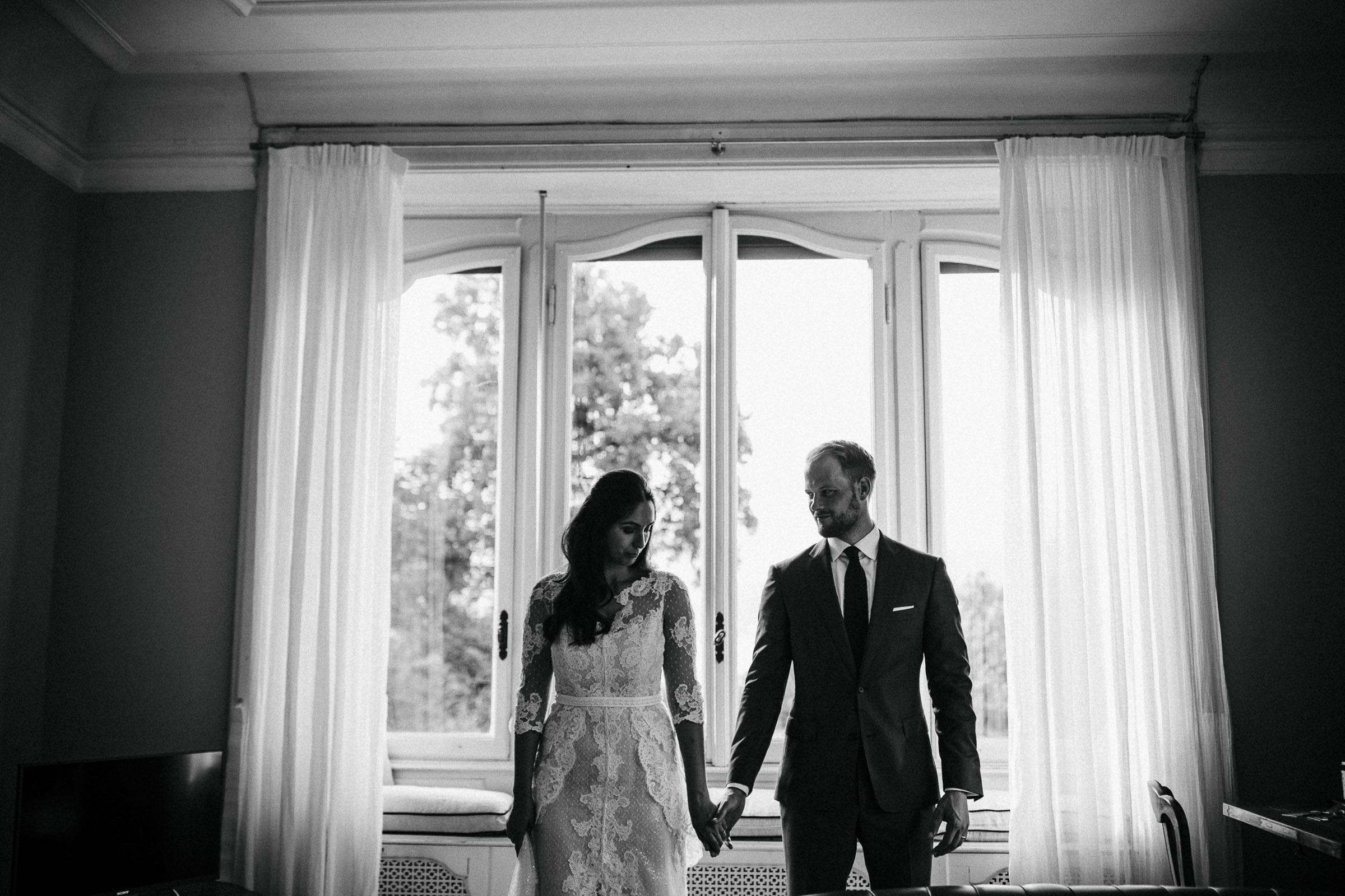 Hochzeit in Italien: Brautpaar Hand in Hand in einem der Zimmer der Villa