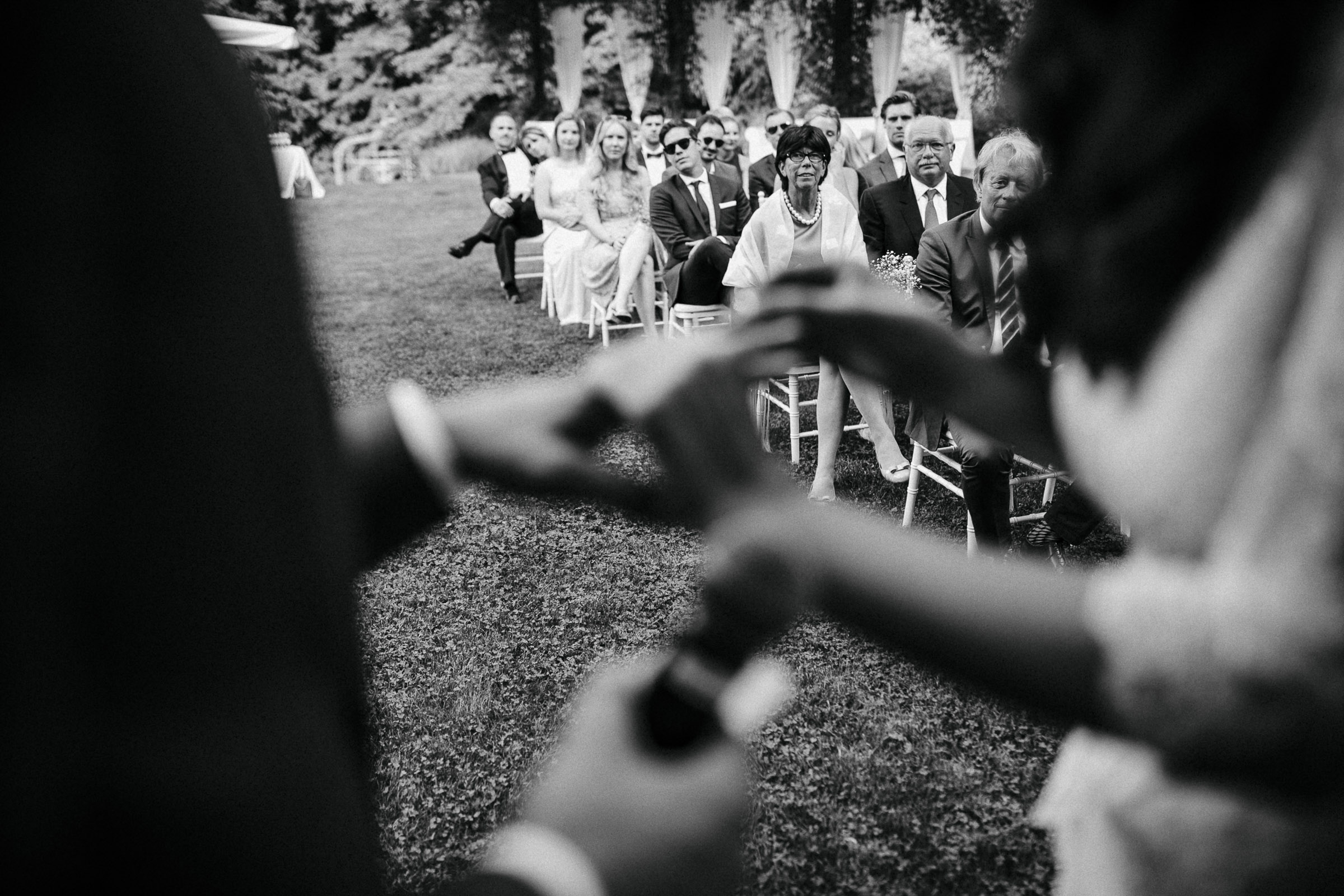 Hochzeit in Italien: der Ringtausch, im Hintergrund die Hochzeitsgesellschaft
