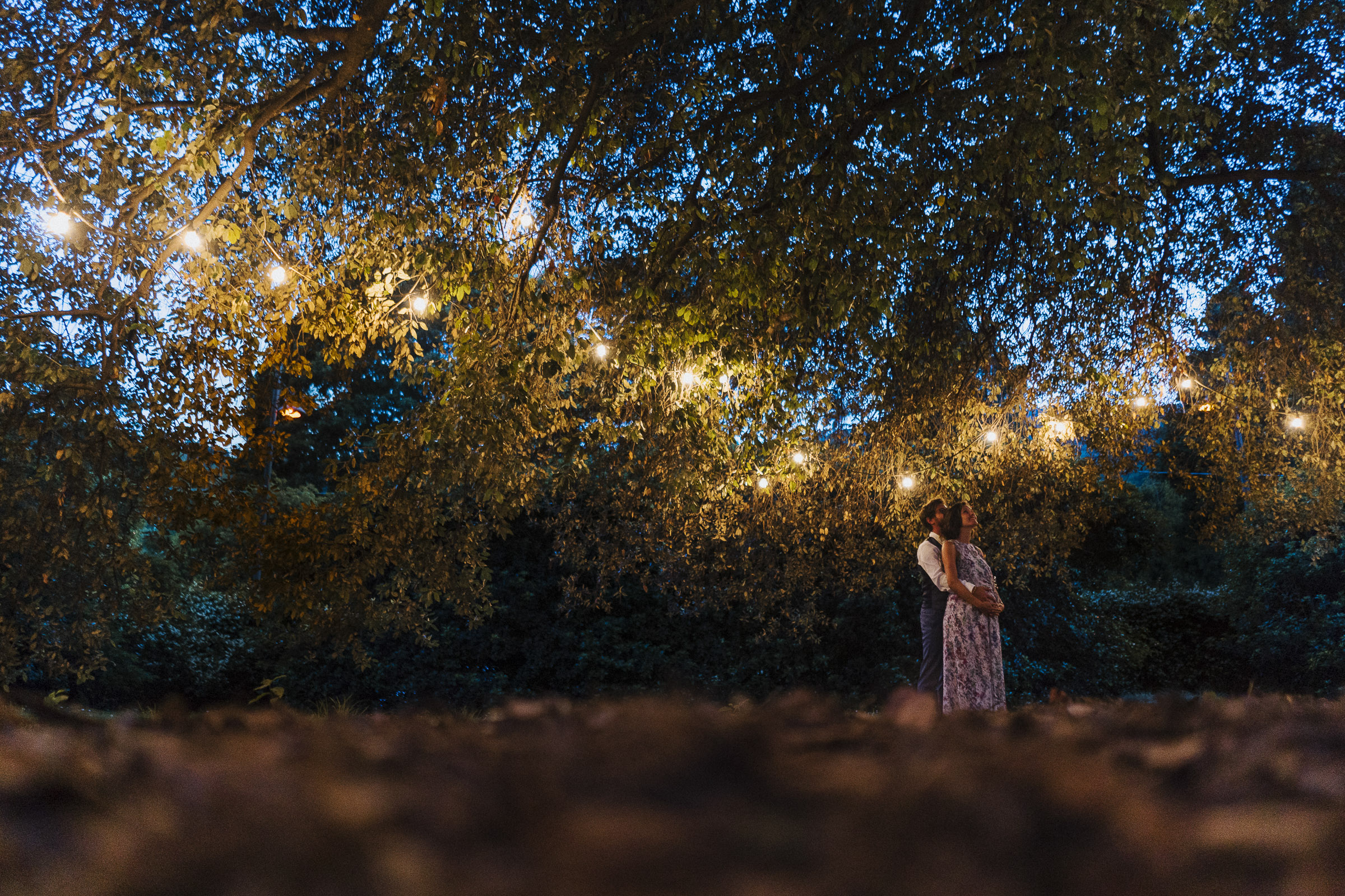 Hochzeit in Italien: ein befreundetes Paar im Garten am Abend