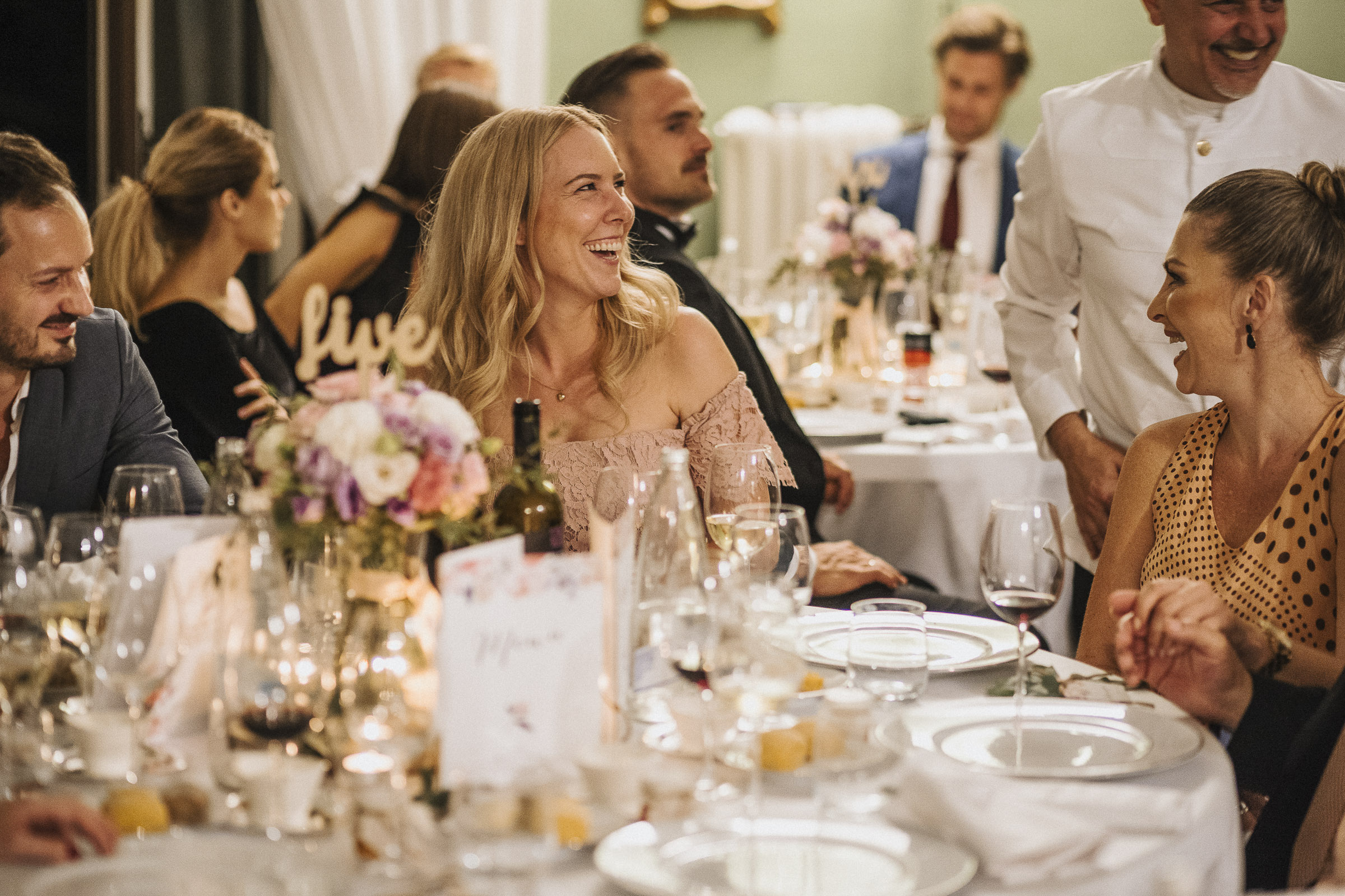 Hochzeit in Italien: lachende Hochzeitsgäste