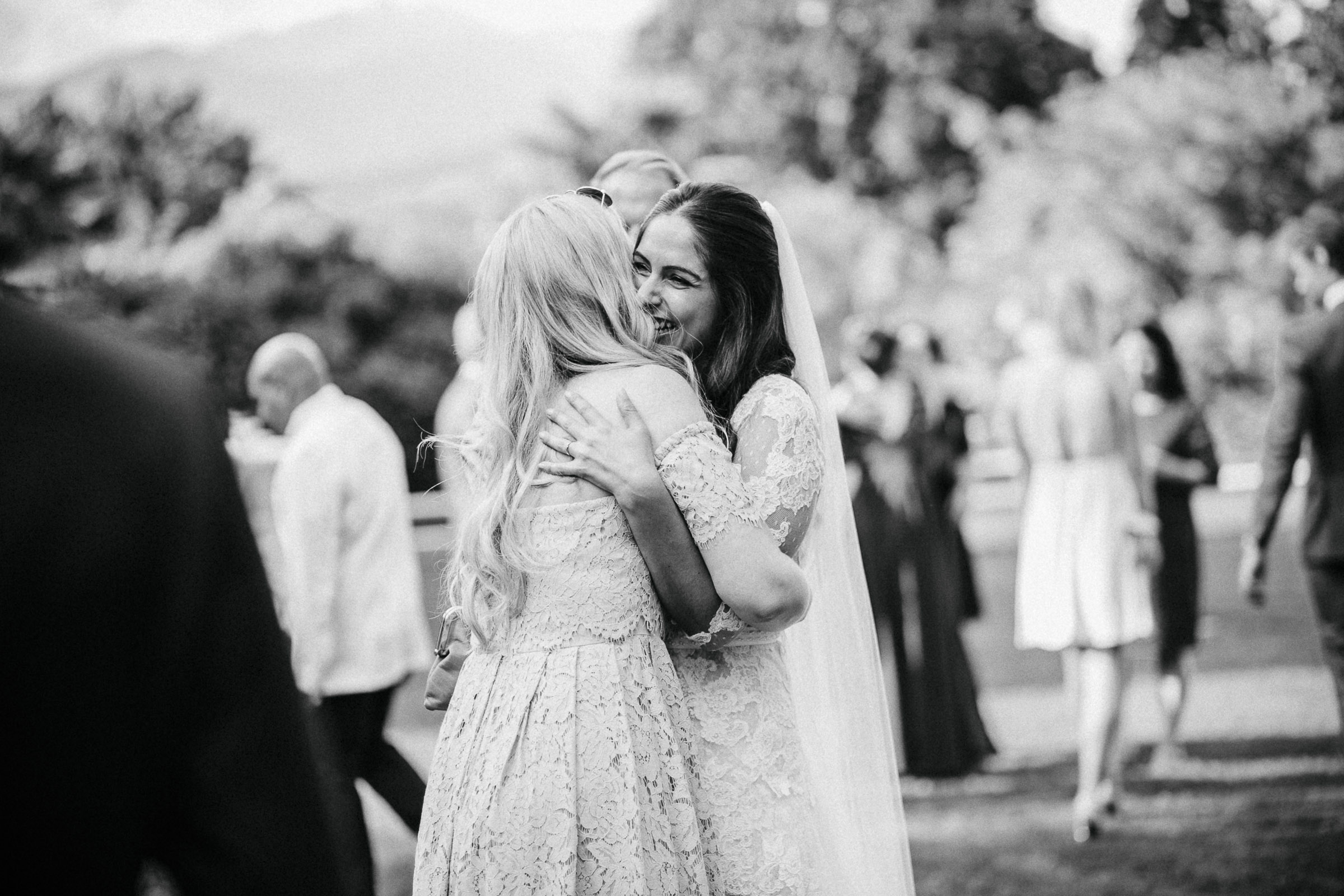 Hochzeit in Italien: eine Freundin gratuliert der Braut