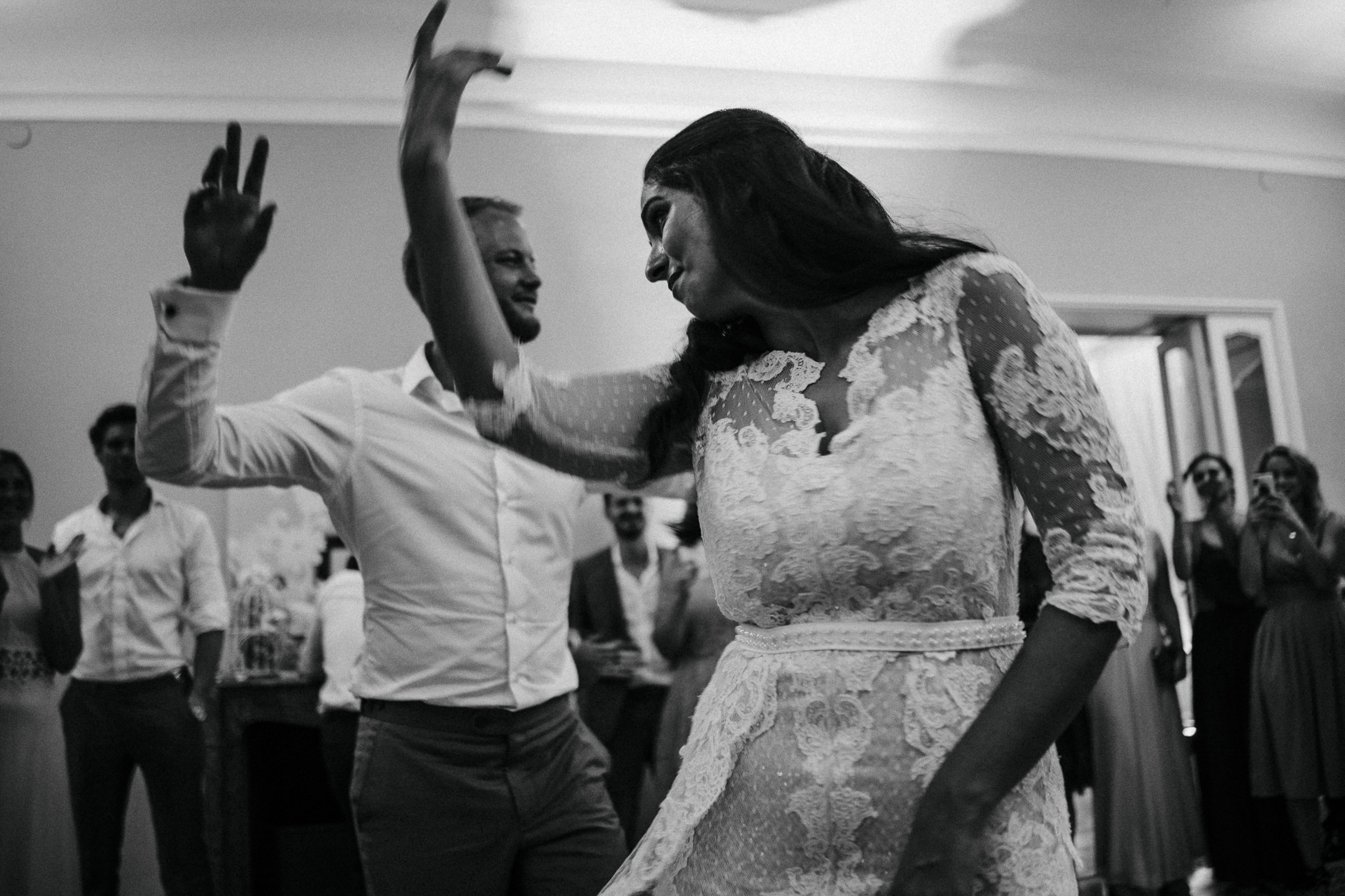 Hochzeit in Italien: tanzendes Brautpaar